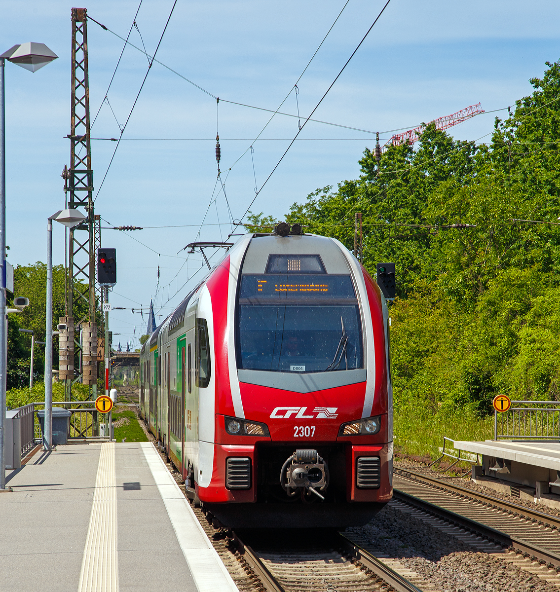
Der CFL 2307, ein Stadler KISS, fährt am 01.06.2019 als IC 5106 (Düsseldorf Hbf - Koblenz Hbf - Trier Hbf - Luxembourg) durch den Bahnhof Bonn UN Campus (in Bonn-Gronau) in Richtung Koblenz. Ab Koblenz Hbf verkehrt er als RE 1 und ab Trier Hbf als RE 11.