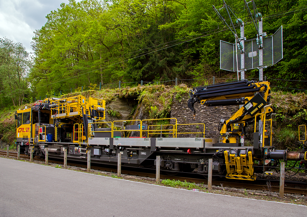 
Der CFL Robel 781 ein Robel Interventions- und Instandhaltungsfahrzeug 57.54 (IIF), Schweres Nebenfahrzeug Nr. 99 82 9236 781-5 L-CFLIF (V�hicule secondaire lourd Nr.) der CFL Infrastruktur ist am 14.05.2016 in Kautenbach (Luxemburg) auf dem Gleis nach Wiltz mit einem Oberleitungsmontagezug abgestellt.

Das Fahrzeug wurde 2011 von der ROBEL Bahnbaumaschinen GmbH in Freilassing gebaut und an die CFL geliefert. Zwei Achsen des Fahrzeuges werden hydrostatisch angetrieben, zudem ist das Fahrzeug mehrfachtraktionsf�hig.

Zur Instandhaltungsausr�stung geh�ren:
- Stromabnehmer mit Zusatzeinrichtung zum Erden des Stromabnehmers
- Palfinger PFD 99 Fahrdraht- und Tragseilpositionierer. Das Ger�t verf�gt �ber zwei getrennt fernsteuerbare Manipulatoren-Arme, mit denen alle in der Fahrleitungskette auftretenden Eckz�ge und Lotlasten aufgebracht werden k�nnen.
- Einer Palfinger Hubarbeitsb�hne  PA 1002 mit einer max. Korbzuladung 1.000 kg (500 kg + 2 x 250 kg), diese Hubarbeitsb�hne, ist dreiteilig. Die PALFINGER Hubarbeitsb�hne PA 1002 wurde speziell f�r die Aufgabenstellung im Fahrleitungsbau und –unterhalt entwickelt. Sie besteht aus einem dreigeteilten Arbeitskorb, welcher mittels einer zentralen Hubs�ule stufenlos auf eine Bodenh�he von 4,5 m angehoben werden kann. Die beiden kleinen Arbeitsk�rbe (max. je 250 kg Traglast) k�nnen zus�tzlich seitlich 3 m aus- und nochmals 2,8 m hochgefahren werden. Damit kann bis 9,3 m Arbeitsh�he und bis 4,5 m Reichweite von der Gleismitte effizient und sicher gearbeitet werden. In allen drei Arbeitsk�rben sind Anschl�sse f�r elektrische und pneumatische Handwerkzeuge sowie teleskopierbare Arbeitsscheinwerfer vorhanden.
- Palfinger Kran vom Typ PKR 200 D, Hubmoment16,2 mt, Max. Reichweite 14,7 m, Hubkraft 910 kg bei max. Reichweite

TECHNISCHE DATEN:
Anzahl der CFL Serie 780: 1
Nummerierung: 781
Baujahr: 2011
Spurweite: 1.435 mm
Offizieller Name:  57.54 / Interventions- und Instandhaltungsfahrzeug (IIF)
Achsenanzahl: 4
L�nge �ber Puffer: 19.800 mm
Drehzapfenabstand: 13.200
Achsabstand im Drehgestell: 1.800 mm
Raddurchmesser: 920 mm (neu)
Breite: 3.140 mm
Eigengewicht: 56 t
Maximale Nutzlast: 10 t (auf Streckenklasse A 2 t)
Max. Anh�ngelast: 200 t
Leistung: 215 kW 
H�chstgeschwindigkeit: 100 km/h 
Zugelassene Personenzahl: 5
Kleister befahrbarer Gleisbogen: R 150 m