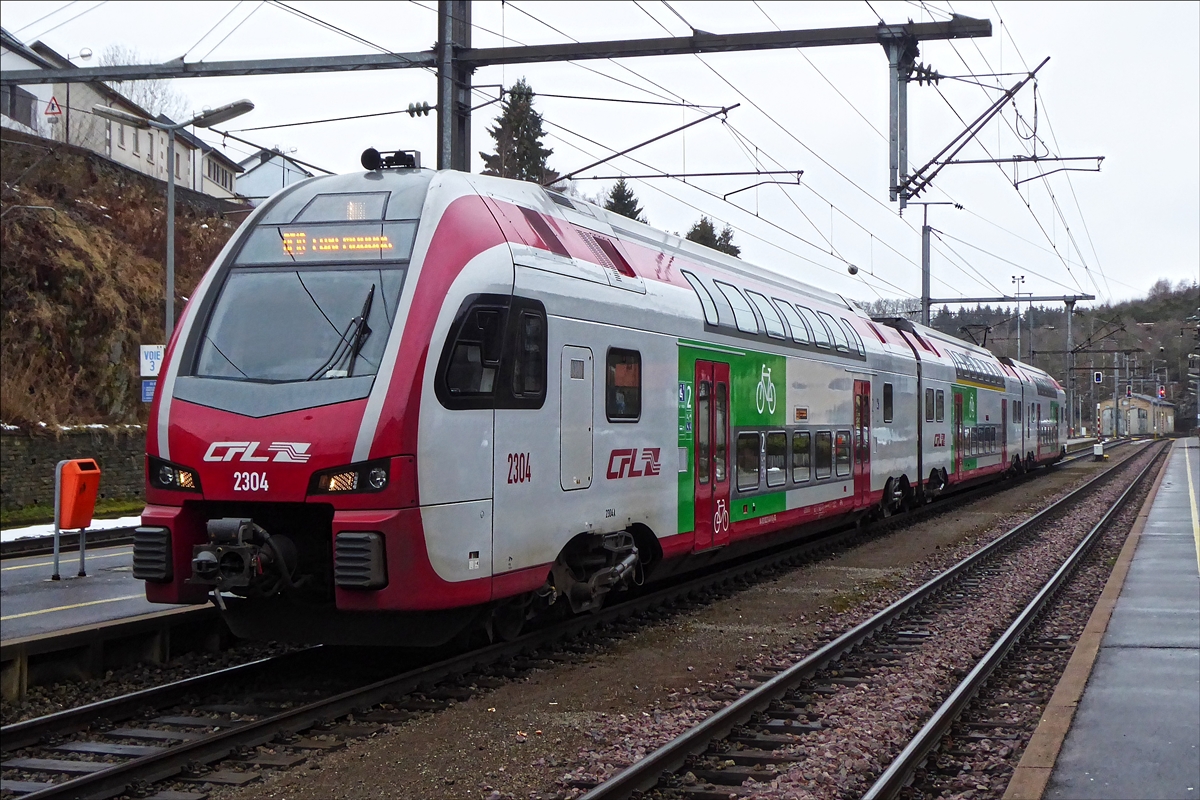Der CFL Stadler Kiss Z 2304 steht abfahrtbereit im Bahnhof von Troisvierges, um in K�rze die Strecke bis Stadt Luxemburg als RE 3735 Troisvierges-Luxembourg zu bedienen. 08.02.2019 (Hans)