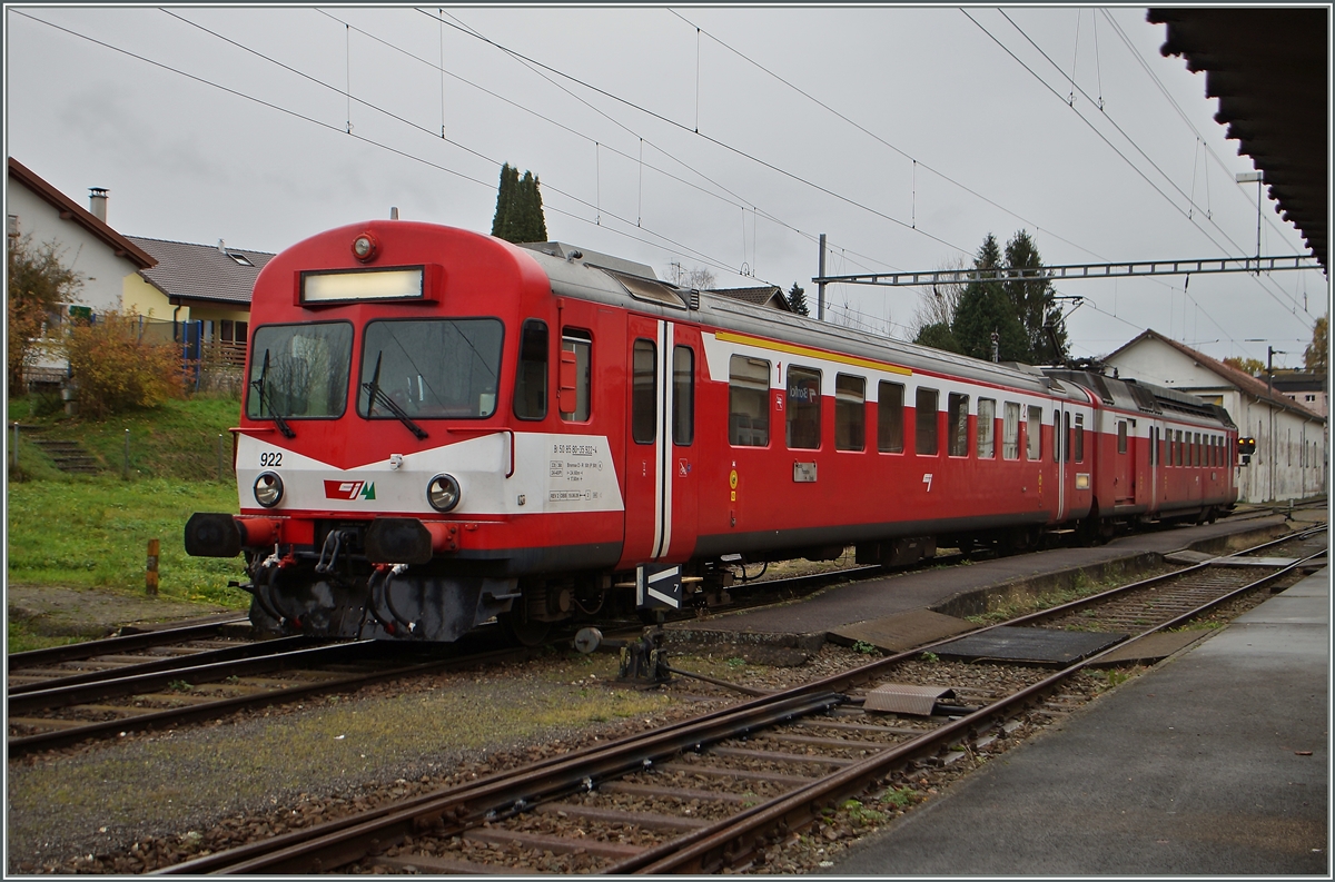 Der CJ Regionalzug 26452 aus Porrentruy, bestehend aus dem Bt 50 85 80 35 922-4 und dem BDe 94 85 7 566222-6 (beide ex EBT/VHB/SMB) ist in Bonfol eingetroffen. 
17. Nov. 2014