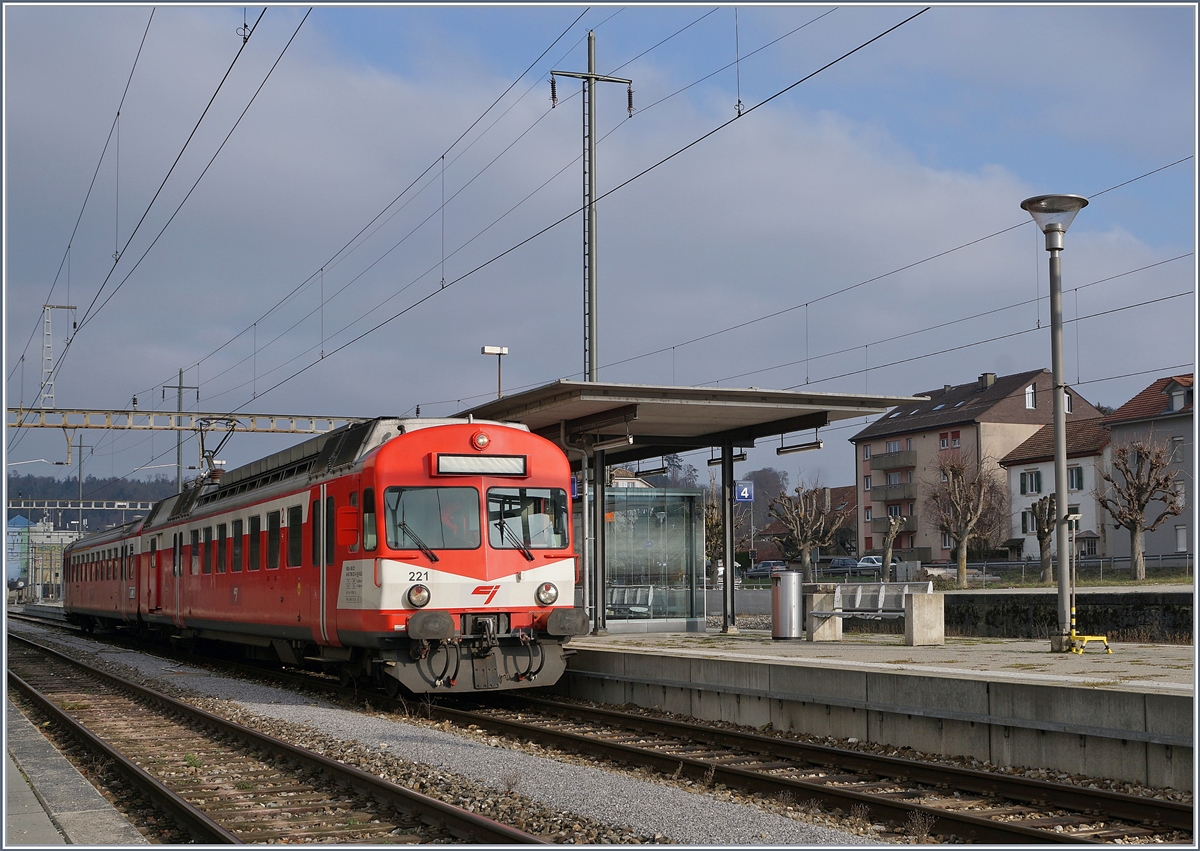 Der CJ Reservependel mit den UIC Nummern RBDe 566 221 (UIC 94 85 7566 221-8 CH-BLS) und ABt 921 (UIC 50 85 8035 921-6 CH-BLS) gehört der BLS. 
Hier wartet der Zug in Porrentruy auf die baldige Abfahrt nach Bonfol.
15. Dez. 2018