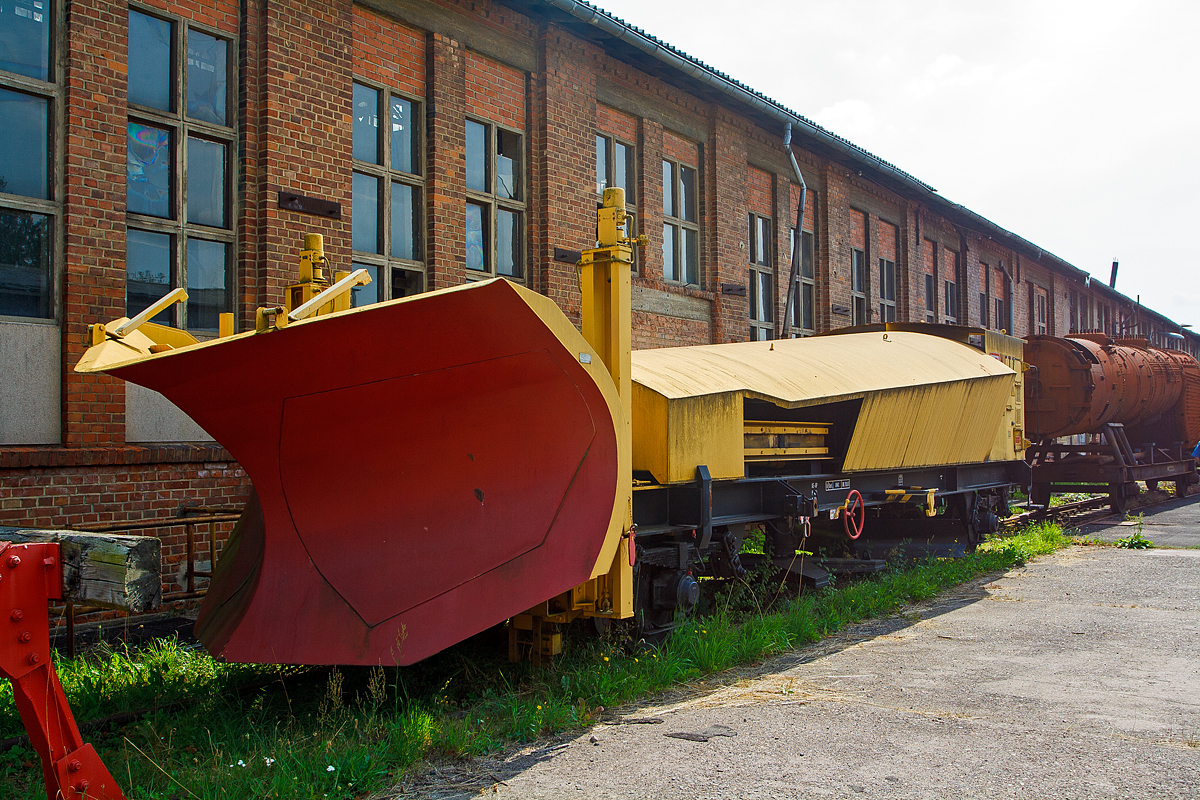 Der Cottbuser Schneepflug der Bauart 750, ex Bauart 850, Schweres Nebenfahrzeug Nr. 40 80 947 5 202-4 der DB Netz AG (Standort Cottbus) am 24.08.2013 im Dampflokwerk Meiningen. 

Hergestellt wurde er 1993 im RAW Meiningen unter der Fabriknummer 003/1993.

Als Ersatz für die 1992 noch vorhandenen 21 alten Klima-Schneepflüge BA 844 und 845 beauftragte die DB BZA Minden die Zentralstelle für Wagentechnik der DR in Delitsch einen funkferngesteuerten Schneepflug ohne eigenen Antrieb zu entwickeln. Anfang 1993 wurde der Prototyp an die DB geliefert. Die Räumtechnik vom Typ PB 2000 wurde von der Fa. Beilhack geliefert, der wagentechnische Teil wurde vom RAW Meinigen gebaut. Dies war dann bei den folgenden 5 Fahrzeugen auch so.

Zweiachsiges Fahrgestell mit fest angebautem Kombinationsschneepflug PB 2000 von Beilhack, der sowohl als Keilpflug als auch als rechts bzw. links räumender Seitenpflug einsetzbar ist. Er ist kombinierbar mit seitlich ausschwenkbaren Seitenpflügen. Zudem befindet sich auf dem Fahrgestell ein von einem Kleindieselmotor angetrieben Hydraulikaggregat für die Bedienhydraulik, Ballastgewicht und Schneestaub- abweisender Verkleidung.    

Technische Daten:
Räumbreite mit eingefahrenen Seitenflügeln:  3,05 m      
Räumbreite mit ausgefahrenen Seitenflügeln:  6,20 m   
Länge über Puffer:  12.900 mm 
Eigengewicht:  40 t      
Gewicht der  Räumtechnik: ca. 8 t  
Höchstgeschwindigkeit: 120 km/h, vorangestellt (geschoben) von 80 km/h. 
Bremse: KE-GP
Kleister befahrbarer Radius: 120 m