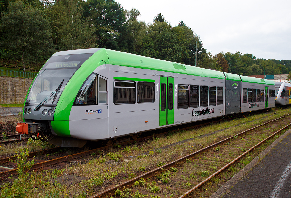 
Der  Daadetalbahn  Stadler GTW 2/6 (95 80 0946 417-2 D-WEBA/95 80 0646 417-5 D-WEBA/95 80 0946 917-1 D-WEBA) der Westerwaldbahn GmbH (WEBA), ex VT 117 der Hellertalbahn, ist am 20.08.2017 im Bahnhof Betzdorf/Sieg abgestellt.