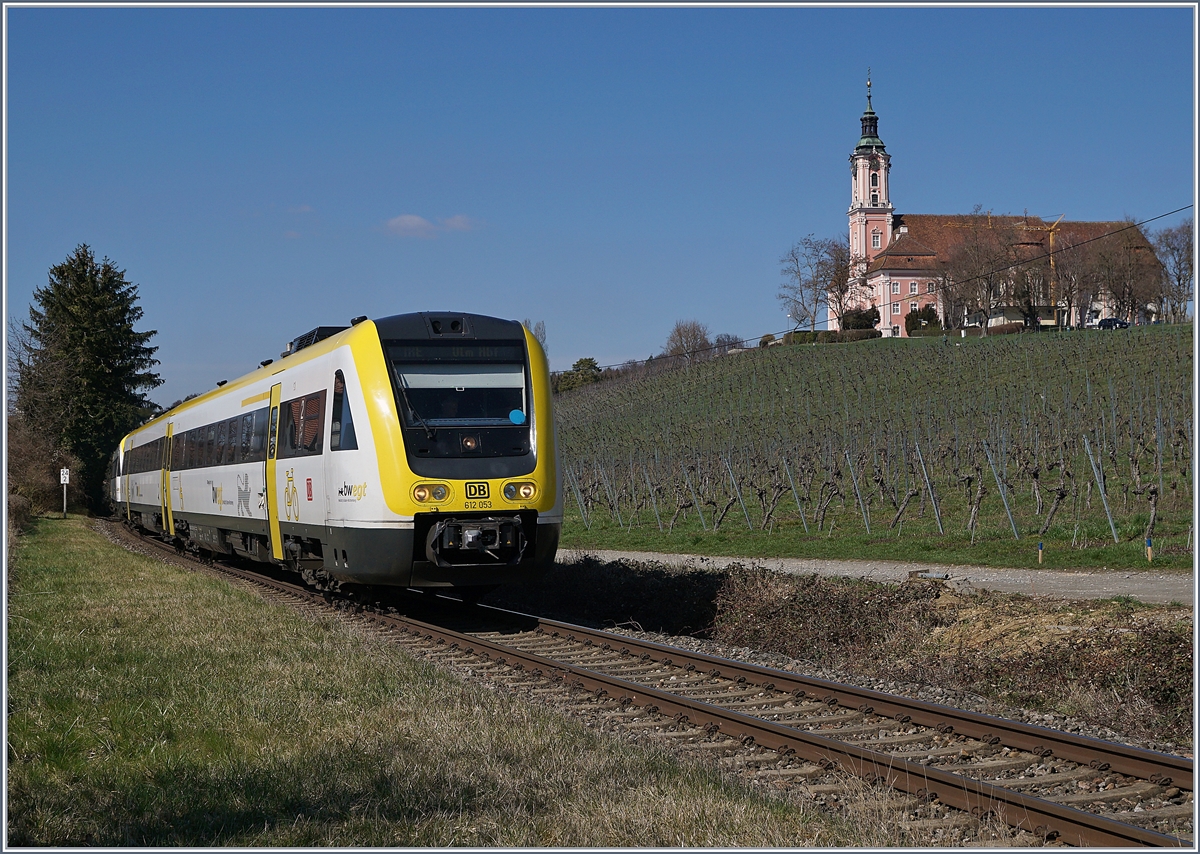 Der DB 612 053 und ein weiterer bei der barocken Wallfahrtskirche Birnau auf dem Weg Richtung Friedrichshafen. 

20. März 2019