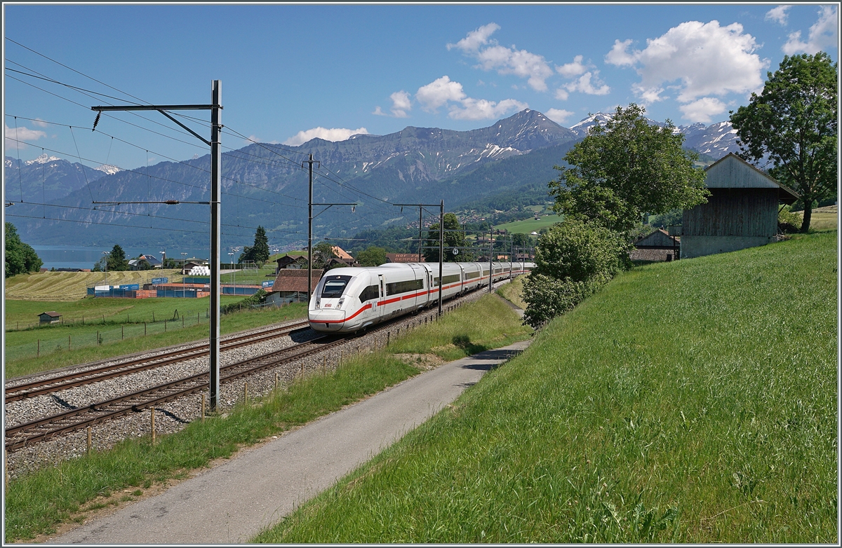Der DB ICE 376 kurz vor Spiez auf der Fahrt nach Hamburg Altona. Der ICE war kurz vorher von Berlin kommend in Interlaken Ost angekommen, was die doch recht lange Tagesleistung eindrücklich unterstreicht.

14. Juni 2021