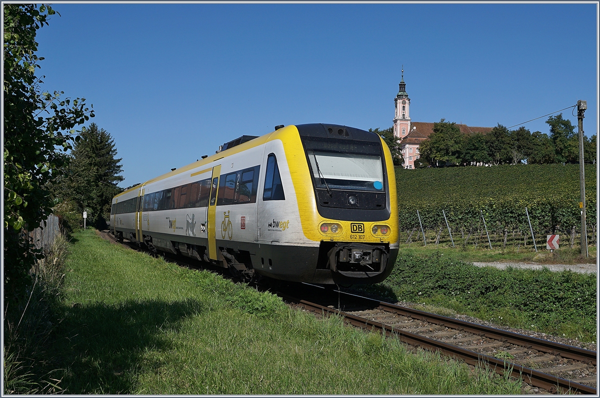 Der DB VT 612 107 und ein weiterer auf ihrer Fahrt als IRE nach Basel Bad Bf bei der Barockkirche Birnau.

19. Sept. 2019