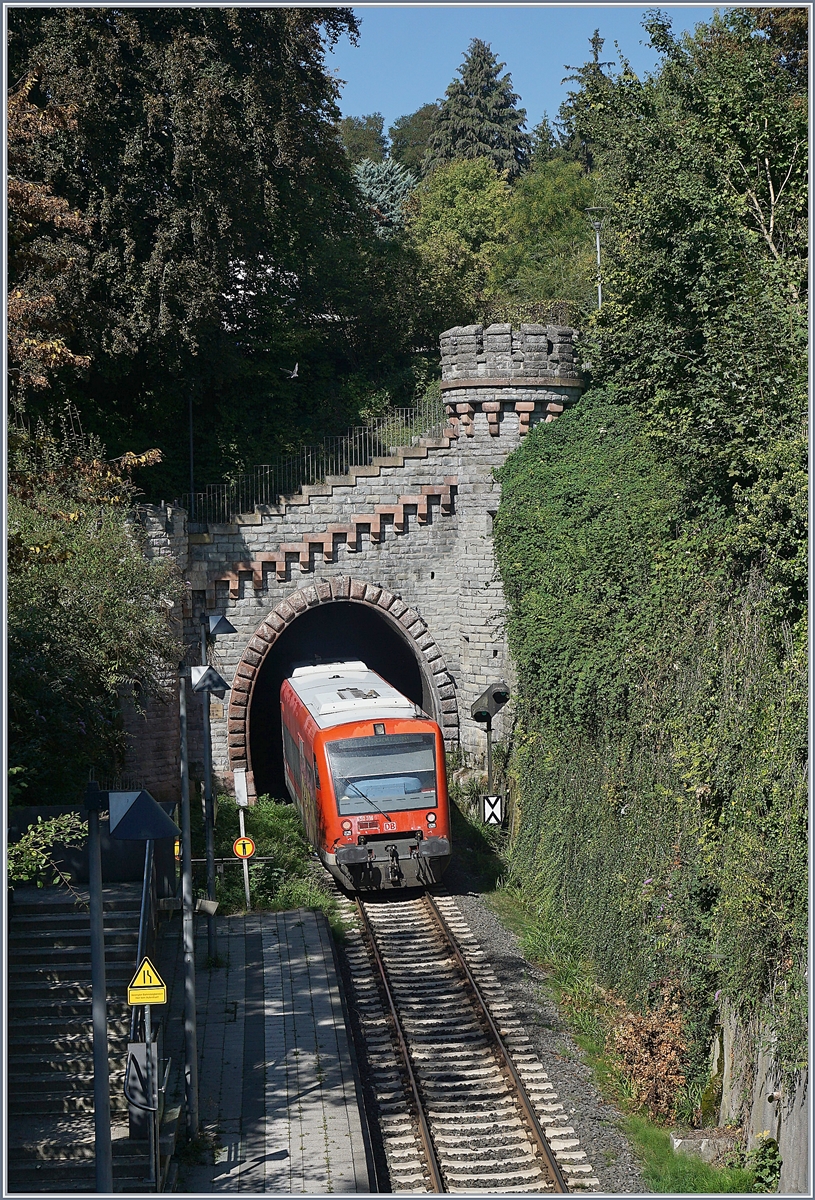 Der DB VT 650 316 (und ein weiterer, noch im Tunnel befindlicher) erreichen als RB von Radolfzell nach Friedrichshafen den Halt Überlingen.
17. Sept. 2018