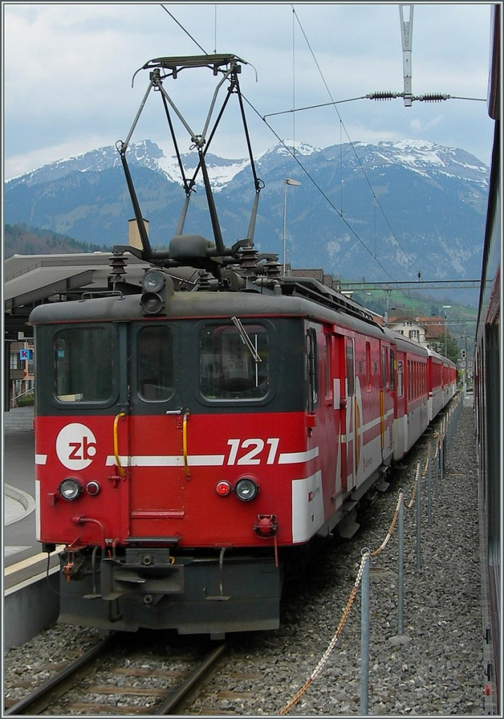Der De 4/4 121 auf der Westseite der Br�nigbahn. (Warscheinlich in Sarnen)
23.April 2006