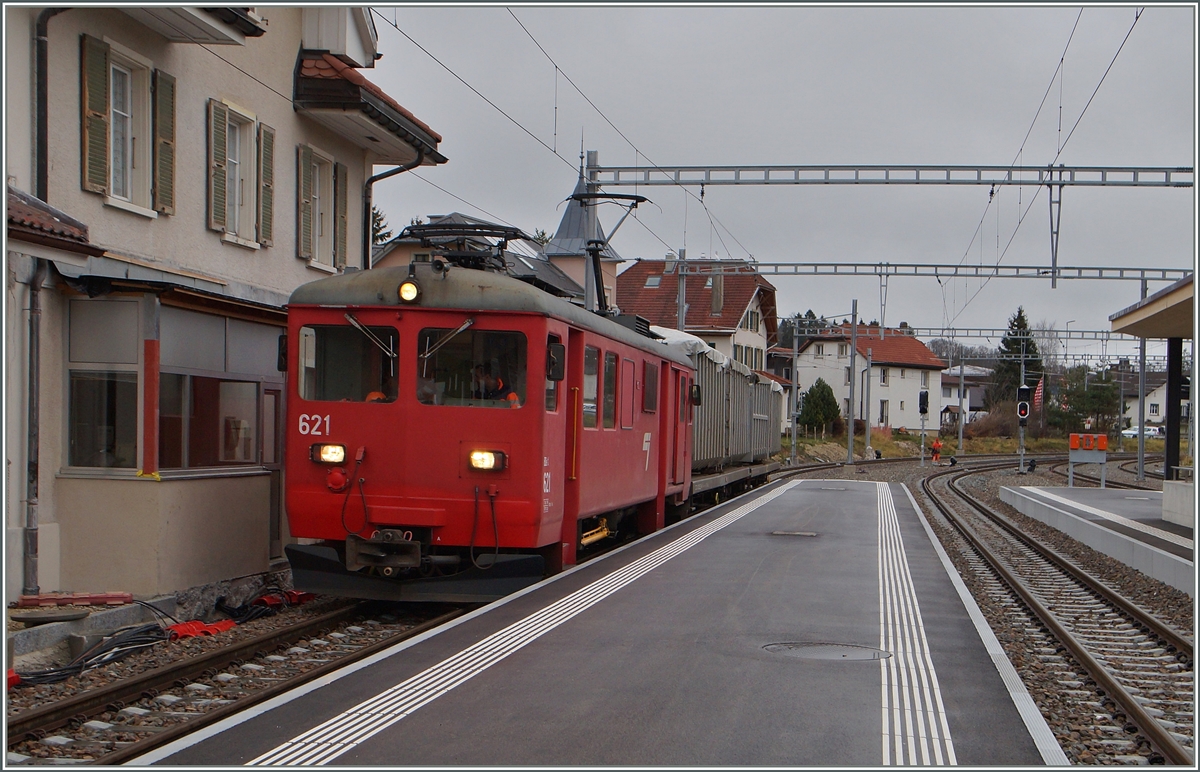 Der De 4/4 621 mit einem Güterzug in Le Noirmont.
17. Nov. 2014