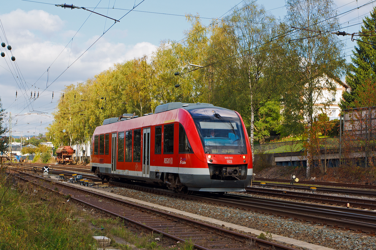 
Der Dieseltriebwagen 640 001 (95 80 0640 001-3 D-DB ABp) ein Alstom Coradia LINT 27 der DreiLänderBahn (DB Regio NRW) fährt am 27.09.2014 als RB 93  Rothaarbahn  (Bad Berleburg - Kreuztal - Siegen Hbf) von Kreuztal weiter in Richtung Siegen. 

Der LINT 27 wurde 2000 bei Alstom (LHB) in Salzgitter unter der Fabriknummer 153797-001 gebaut. Er hat die EBA-Nummer EBA 96W09R 001. 