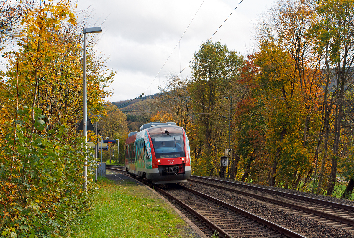 
Der Dieseltriebwagen 640 003-9 (9580 0 640 003-9 D-DB ABp) ein Alstom Coradia LINT 27 der DreiLänderBahn als RB 95  Sieg-Dill-Bahn  (Dillenburg-Siegen-Au/Sieg)am 26.10.2014 beim Halt am Haltepunkt Freusburg-Struth. Er trägt nun die Werbung  Die beste Bildung findet ein gescheiter Mensch auf Reisen  (ein Zitat von Johann Wolfgang von Goethe). 

Nochmals einen lieben Gruß an den freundlichen Lokführer zurück.