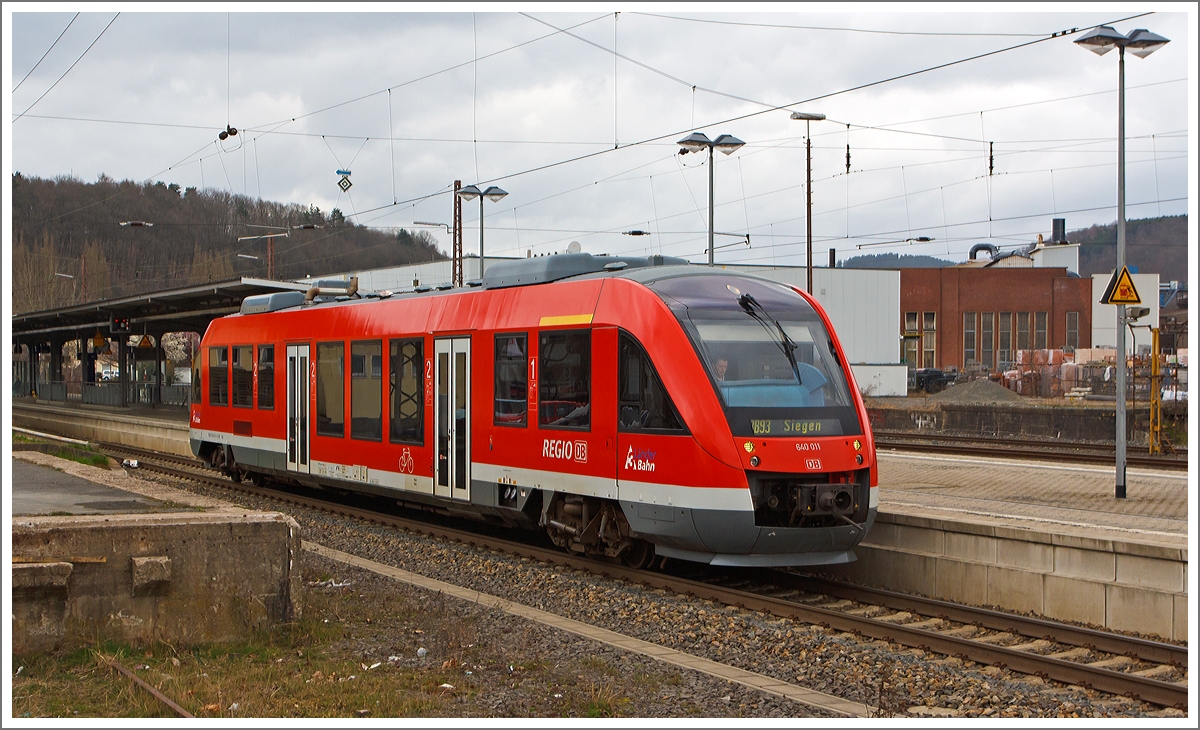 Der Dieseltriebwagen 640 011 ein Alstom Coradia LINT 27 der DreiL�nderBahn  als RB 93 (Rothaarbahn) Bad Berleburg - Kreuztal - Siegen Hbf, hat am 15.03.2014 den Bahnhof Siegen-Weidenau (fr�her H�ttental-Weidenau) verlassen und f�hrt nun weiter in Richtung Siegen Hbf.