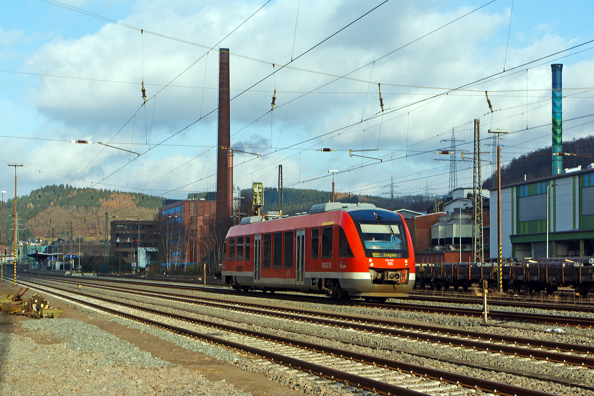 
Der Dieseltriebwagen 640 015 (95 80 0640 015-4 D-DB  ABp) ein Alstom Coradia LINT 27 der 3-Länder-Bahn (DB Regio NRW) als RB 93 (Rothaarbahn) Bad Berleburg - Kreuztal - Siegen Hbf, hat am 07.12.2014 den Bf Siegen-Geisweid verlassen und fährt nun weiter in Richtung Siegen Hbf. 

Der LINT 27 wurde 2000 bei Alstom (LHB) in Salzgitter unter der Fabriknummer 153797- 020 gebaut.