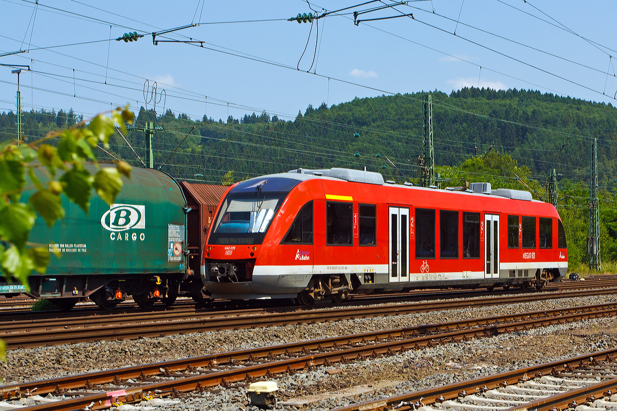 
Der Dieseltriebwagen 640 015 (95 80 0640 015-4 D-DB ABp) ein Alstom Coradia LINT 27 der 3-Länder-Bahn (DB Regio NRW) fährt am 08.06.2014 als B 95 (Dillenburg-Siegen-Au/Sieg) von Betzdorf/Sieg weiter in Richtung Au(Sieg).

Der LINT 27 wurde 2000 bei Alstom (LHB) in Salzgitter unter der Fabriknummer 153797- 020 gebaut. 