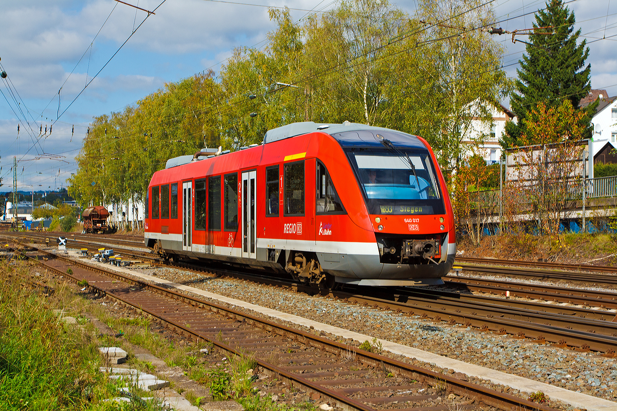 
Der Dieseltriebwagen 640 017 (95 80 0640 017-9 D-DB ABp) ein Alstom Coradia LINT 27 der DreiLänderBahn (DB Regio NRW) fährt am 27.09.2014 als RB 93  Rothaarbahn  (Bad Berleburg - Kreuztal - Siegen Hbf) von Kreuztal weiter in Richtung Siegen.

Der LINT 27 wurde 2000 bei Alstom (LHB) in Salzgitter unter der Fabriknummer 153797-019 gebaut. Er hat die EBA-Nummer   EBA 96W09R 017. 

Bald sind die rote Farbgebung hier passé, ab dem Fahrplanwechsel Dezember 2014 wird die Linie, wie der gesamte Dieselbetrieb in der Region, von der HLB gefahren. Dann wird gelb die dominierende Farbe sein.