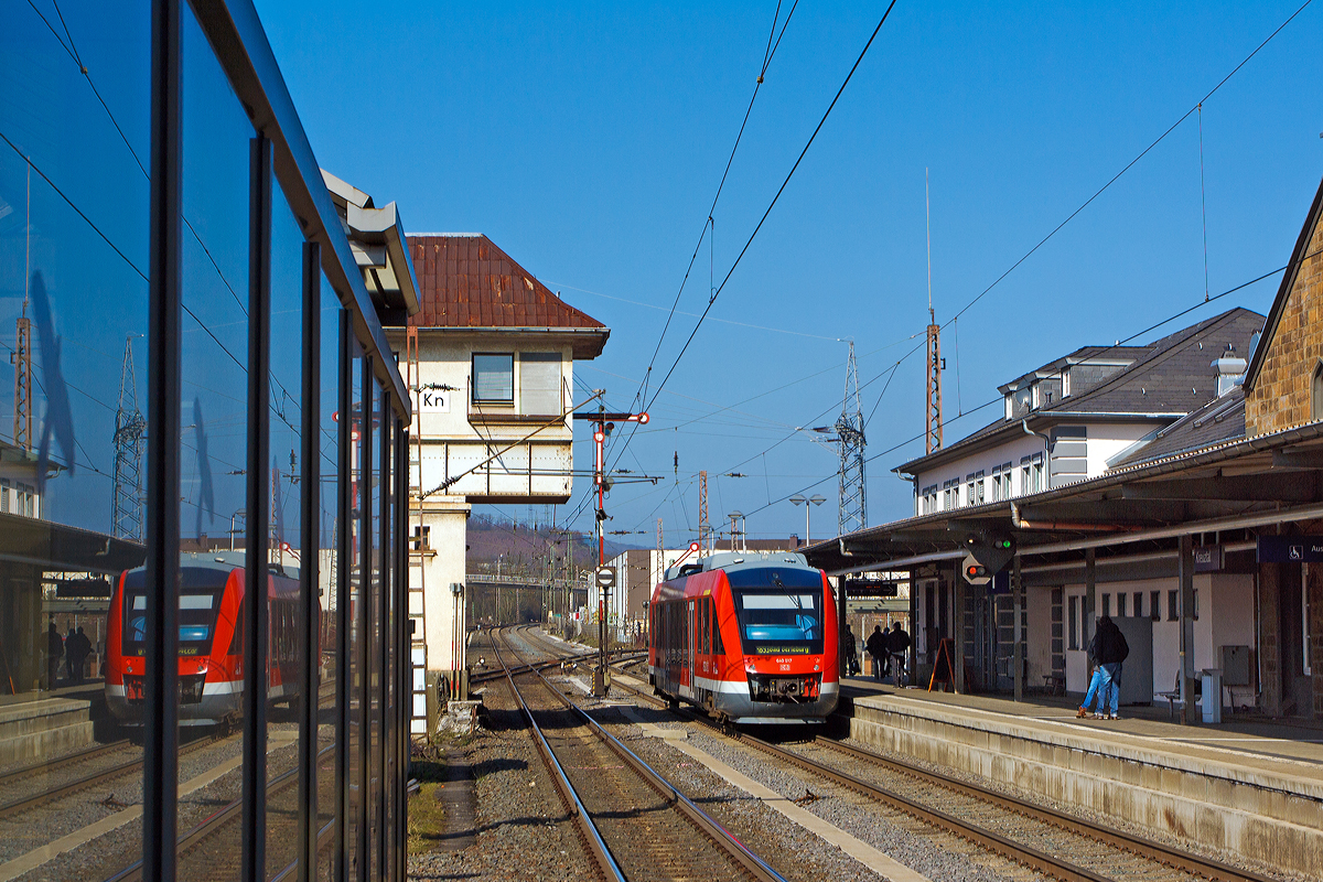 
Der Dieseltriebwagen 640 017 (95 80 0640 017-9 D-DB) ein Alstom Coradia LINT 27 der 3-Länder-Bahn als RB 93 (Rothaarbahn) Siegen Hbf - Kreuztal - Bad Berleburg, hier am 08.03.2014 im Bahnhof Kreuztal. 

Gleich verlässt er die Ruhr-Sieg-Strecke (KBS 440), die Weiche nach rechts auf Rothaarbahn (KBS 443) ist schon gestellt.