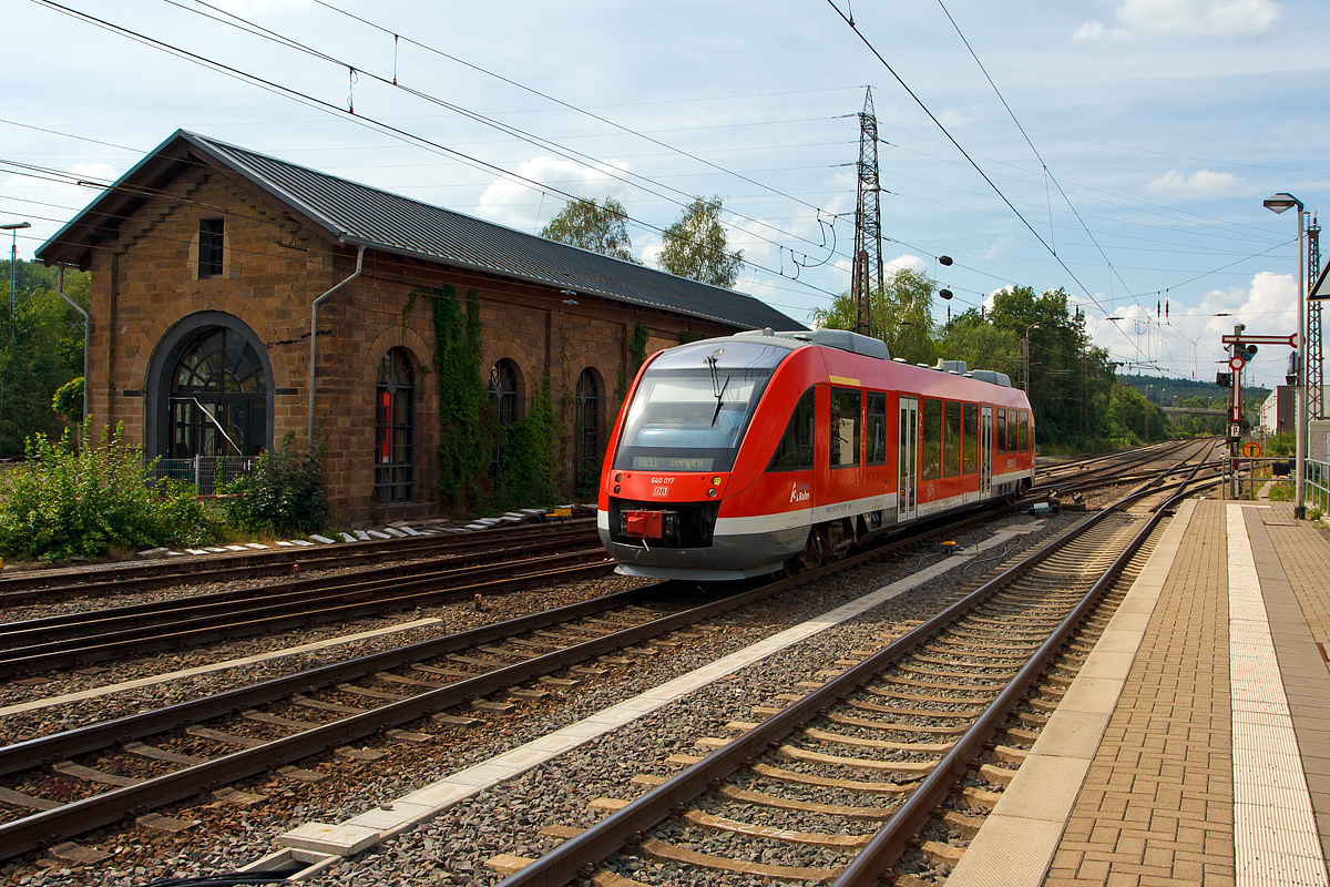 Der Dieseltriebwagen 640 017 (95 80 0640 017-9 D-DB ABp) ein Alstom Coradia LINT 27 der DreiLänderBahn (DB Regio NRW) erreicht am 27.07.2014, als RB 93  Rothaarbahn  (Bad Berleburg - Kreuztal - Siegen Hbf), den Bahnhof Kreuztal.

Der LINT 27 wurde 2000 bei Alstom (LHB) in Salzgitter unter der Fabriknummer 153797-019 gebaut. 

Bis zum Fahrplanwechsel Dezember 2014 wurde das Dieselnetz in der Region von der DB Regio NRW bedient.
