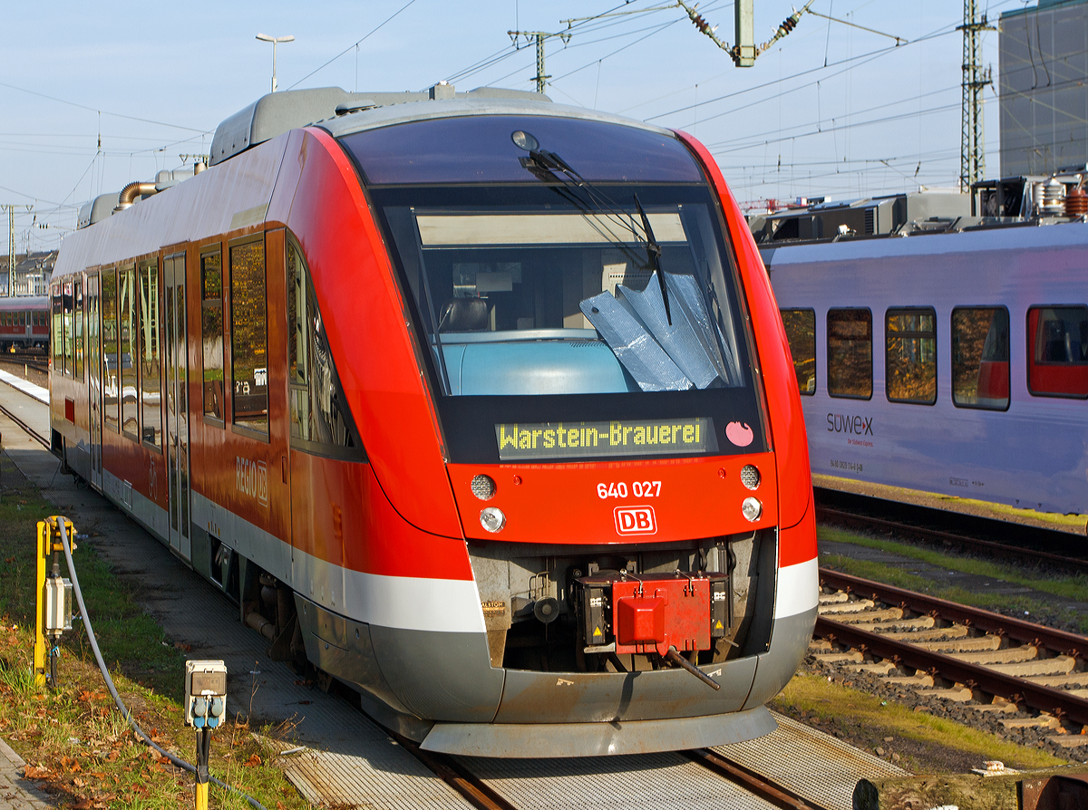 
Der Dieseltriebwagen 640 027 (95 80 0640 027-8 D-DB) ein Alstom Coradia LINT 27 der DB Regio ist am 23.11.2014 beim Hbf Koblenz abgestellt. 

Interessant ist die Zugzielanzeige „Warsteiner Brauerei“, denn von Koblenz nach Warstein sind es einige Kilometer Gleis. 

Der Dieseltriebwagen wurde 2000 von Alstom (LHB) in Salzgitter unter der Fabriknummer 153797-027 gebaut. Er hat die EBA-Nummer EBA 96W09R 027.