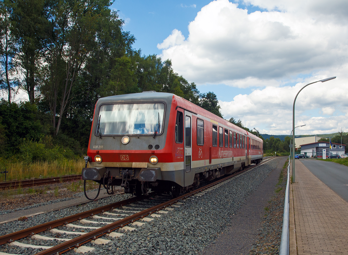 
Der Dieseltriebzug 628 255 / 928 255  Stadt Bad Laasphe  (95 80 0628 255-1 D-DB / 95 80 0928 255-8 D-DB) der Kurhessenbahn (DB Regio), als RB 94  Obere Lahntalbahn  (Umlauf RB 23168), am 06.08.2017 kurz vor der Einfahrt in den Zielbahnhof Erndtebrück. Er fährt auf der KBS 623  Obere Lahntalbahn  die Verbindung Marburg(Lahn) - Biedenkopf - Bad Laasphe - Erndtebrück.

Der Triebzug wurde 1987 von Linke-Hofmann-Busch GmbH in Salzgitter-Watenstedt unter den Fabriknummern 010 A und 010 B gebaut. 