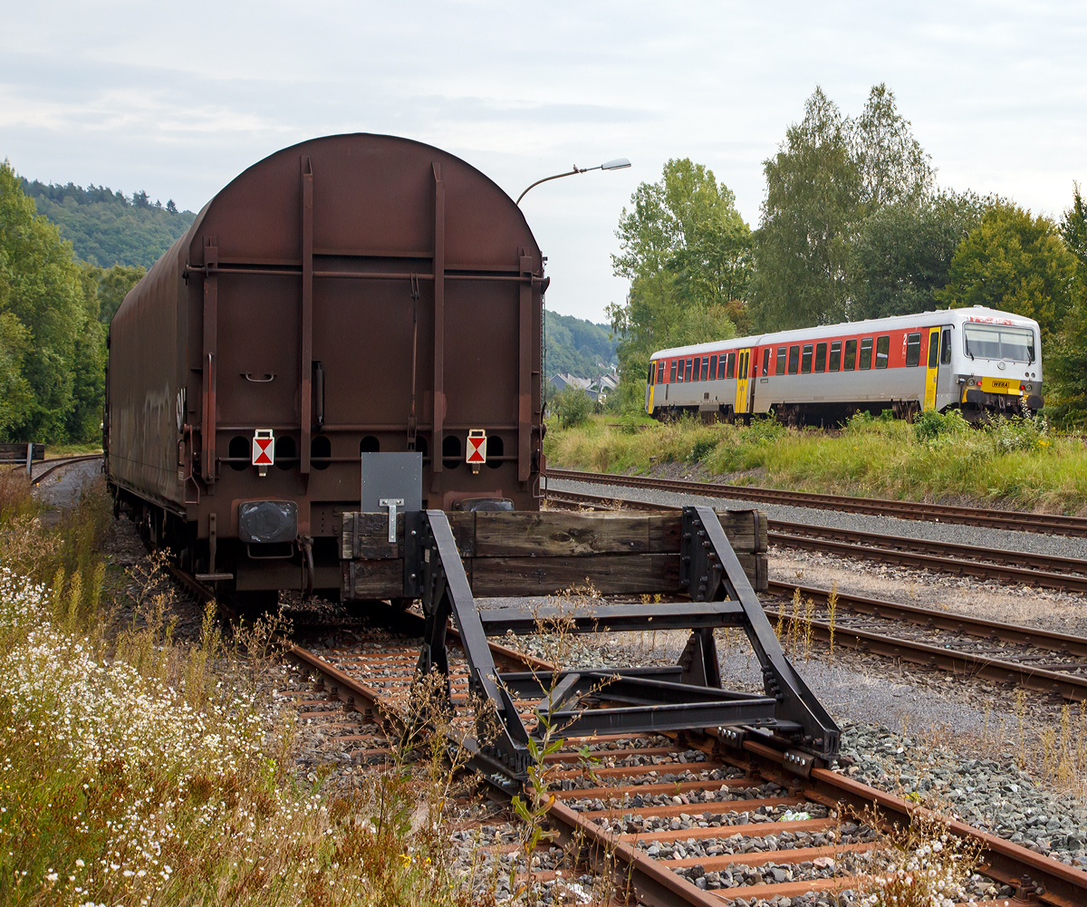 Der Dieseltriebzug 628 677-7 / 928 677-4 der Westerwaldbahn (WEBA),  fährt am 12.09.2015, als RB 96  Hellertalbahn  (Betzdorf/Sieg - Herdorf – Neunkirchen), von Herdorf weiter in Richtung Neunkirchen.

Links vor dem Prellbock auf dem KSW Rbf Herdorf (Betriebsstätte Freien Grunder Eisenbahn - NE 447) steht ein Güterwagen für Coiltransporte.