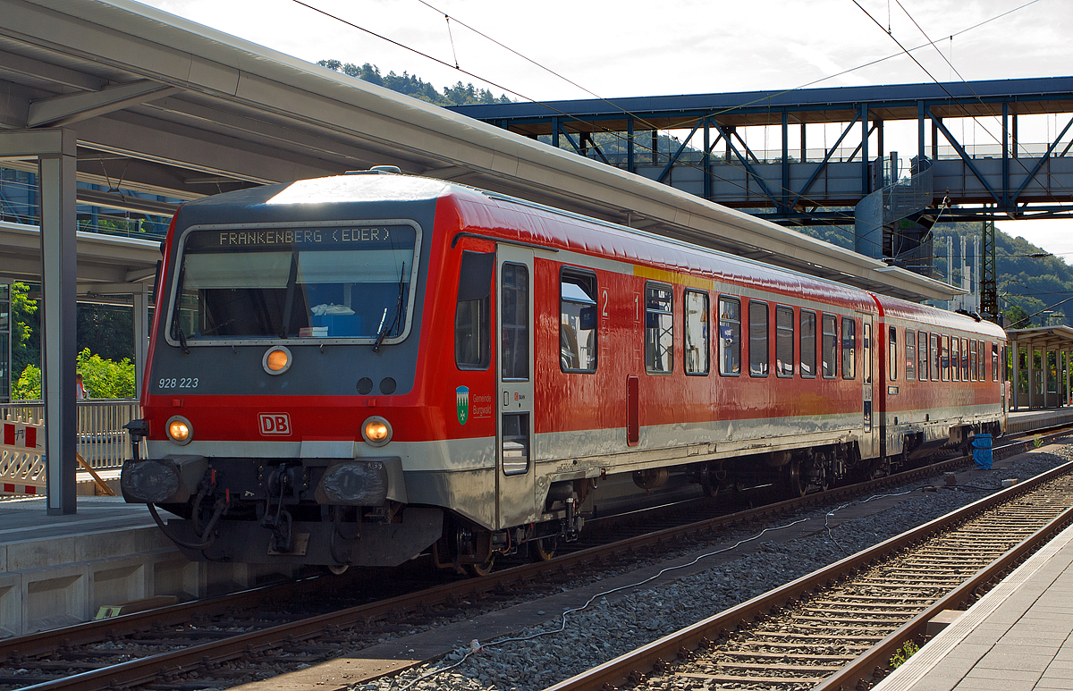 
Der Dieseltriebzug 928 223 / 628 223  Gemeinde Burgwald  (95 80 0928 223-6 D-DB / 95 80 0628 223-9 D-DB) der Kurhessenbahn (DB Regio) steht am 13.08.2014 im Hbf Marburg an der Lahn, als RB 42  Burgwaldbahn  (Umlauf RB 23108), zur Abfahrt nach Frankenberg (Eder) bereit. 

Der Triebzug wurde 1987 von der DUEWAG (Düsseldorfer Waggonfabrik AG) unter den Fabriknummern 88675 bzw. 88674 gebaut.
