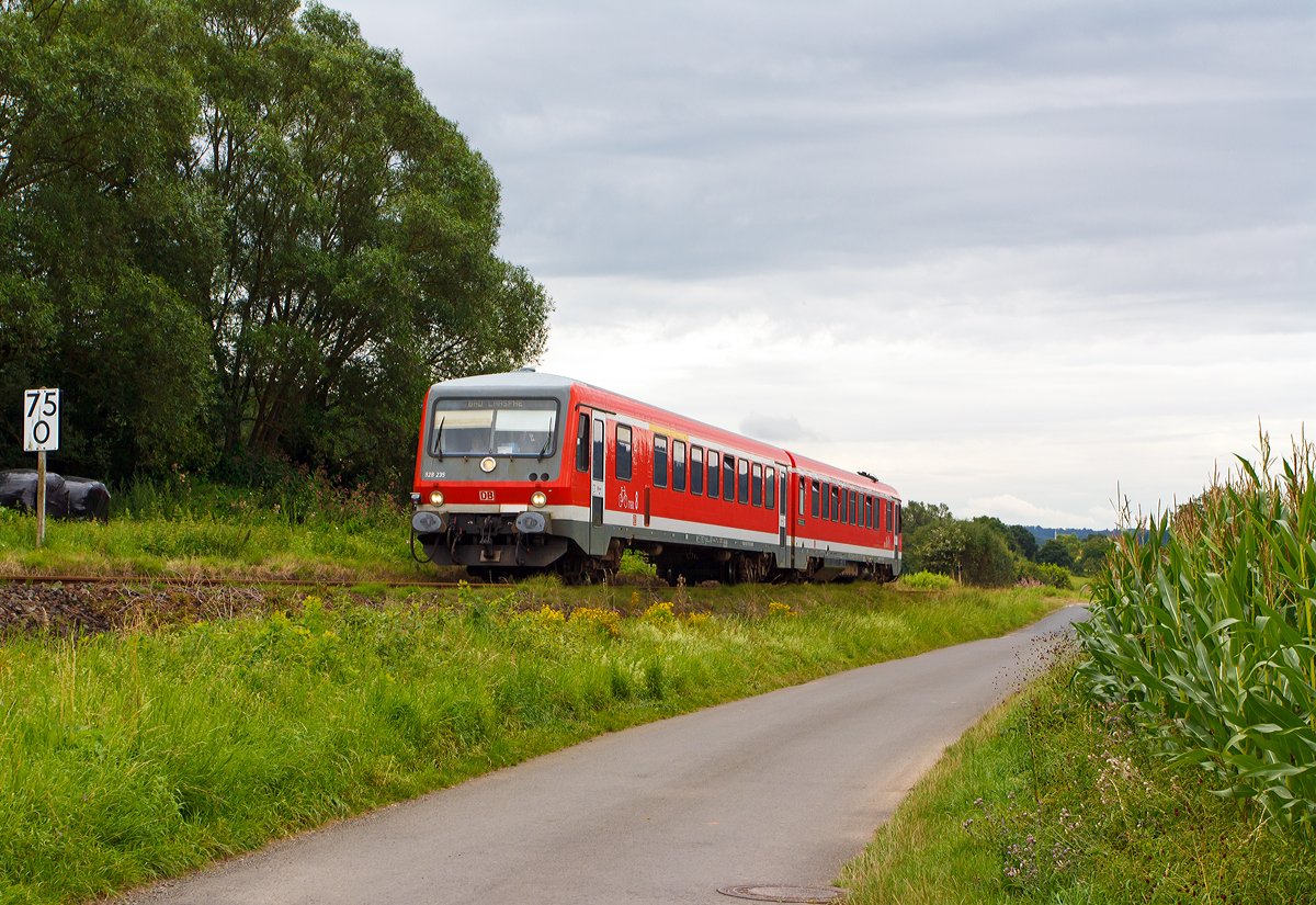 
Der Dieseltriebzug 928 235 / 628 235  (95 80 0928 235-0 D-DB / 95 80 0628 235-3 D-DB) der Kurhessenbahn (DB Regio) fährt am 13.08.2014, als RB 43  Obere Lahntalbahn  die Verbindung Marburg an der Lahn (Hbf) - Bad Laasphe. Hier bei Lahntal-Brungershausen, km 75,0 auf der KBS 623 (Obere Lahntalbahn). 

Der Triebzug wurde 1988 von der DUEWAG (Düsseldorfer Waggonfabrik AG) unter den Fabriknummern 88699 bzw. 88698 gebaut.