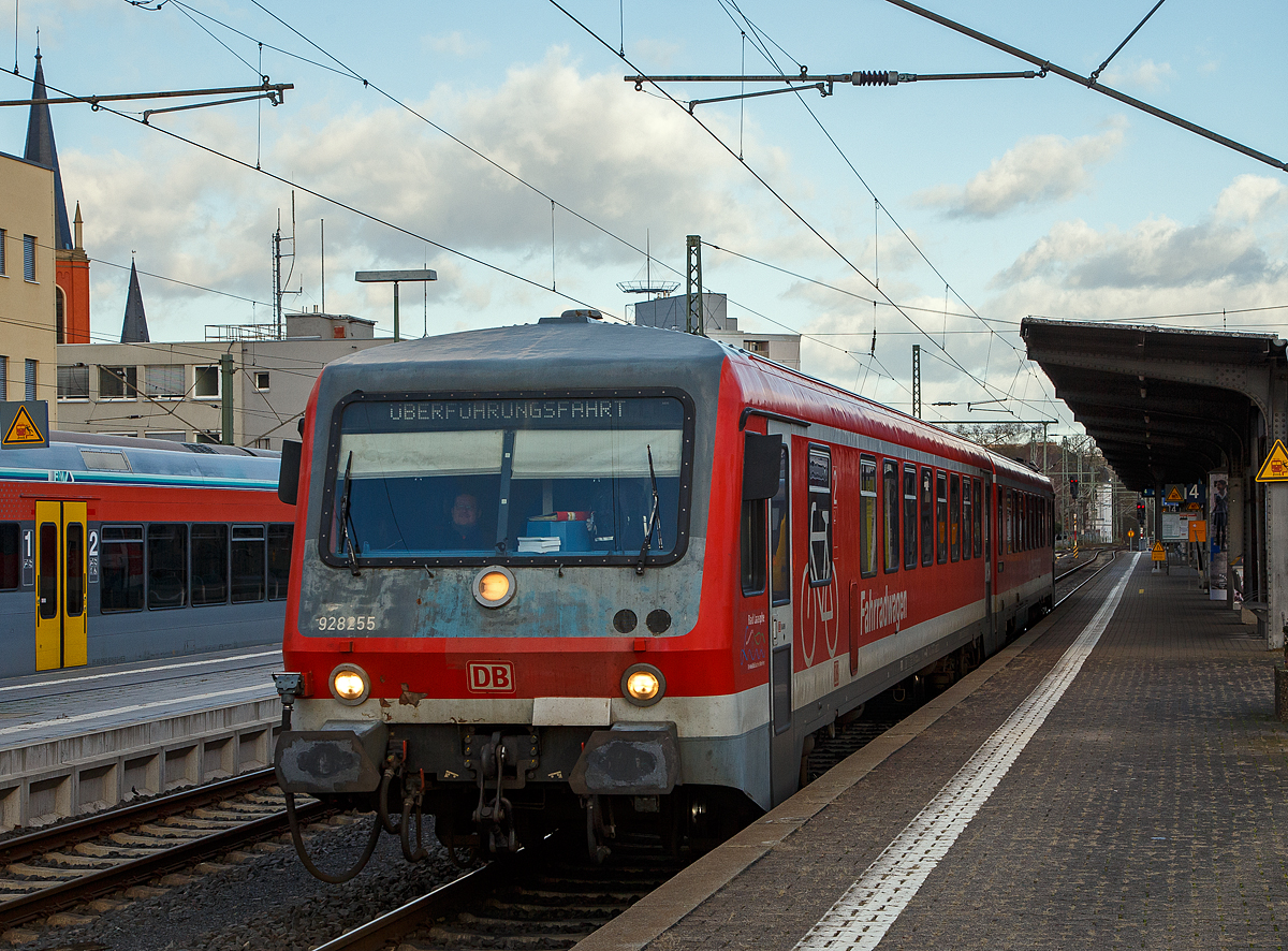 Der Dieseltriebzug 928 255 / 628 255 „Bad Laasphe“ (95 80 0928 226-8 D-DB / 95 80 0628 226-1 D-DB) der Kurhessenbahn (DB Regio) am 02.01.2019 auf �berf�hrungsfahrt durch den Bahnhof Limburg (Lahn), zum AW Limburg, wo er wohl f�r den Verkauf vorbereitet wird. 

Der Triebzug wurde 1987 Linke-Hofmann-Busch GmbH (LHB) in Salzgitter-Watenstedt unter den Fabriknummern 010A und 010B gebaut. Der Steuerwagen wurde Anfang der 2000ter Jahre zum Fahrradwagen umgebaut. Zum Sommer 2019 wurde der Dieseltriebzug nach Tschechien an die DB-Tochter ARRIVA vlaky s.r.o. verkauft und durch �KODA PARS a.s. (bis 2021 Pars nova a.s.) modernisiert. Seit September 2019 f�hrt er nun als ARRIVA 845 312 / 945 312 (95 54 5845 312-8 CZ-ARR / 95 54 5945 312-7 CZ-ARR) auf tschechischen Gleisen.
 
Deutlich kann man erkennen das dies ein Dieseltriebwagen der BR 628.2/928.2 ist, diese haben noch in dem unteren Bereich der T�ren Fensterscheiben, diese wurden bei der Nachfolgebaureihe 628.4 weggelassen, da sie oft durch Steinschlag zu Bruch gingen. Auch sind die Z�ge der BR 628.2/928.2 um einen Meter k�rzer als die der 628.4/928.4. Zudem ist die Leistung des Motors um 20% geringer, da diese noch keine Ladeluftk�hlung besitzen.

TECHNISCHE DATEN (DB Baureihe):
Spurweite: 1.435 mm (Normalspur)
Achsformel: 2'B' + 2'2'
Gattungszeichen: BD (Triebwagen) / ABD (Steuerwagen)
Leistung: 410 kW (560 PS)
Motor: wassergek�hlter V12-Zylinder Daimler-Benz Unterflur-Dieselmotor vom Typ DB OM 444 A
H�chstgeschwindigkeit: 120 km/h
Leistungs�bertragung: dieselhydraulisch
Eigengewicht: 76 t (BD 38t und ABD 28 t)
L�nge �ber Puffer: 45.400 mm
Drehzapfenabst�nde: 15.100 mm / 6.700 mm / 15.100 mm
Achsabstand im Drehgestell: 1.900 mm
Fu�bodenh�he �ber SO: 1.210 mm
Trieb- und Laufraddurchmesser : 770 mm
kleinster befahrbarer Gleisbogenhalbmesser: R 125 m
Sitzpl�tze: 10 (in der 1.Klasse) / 133 (in der 2. Klasse)
