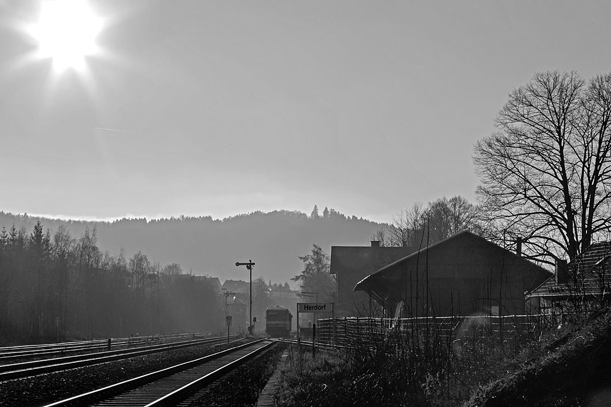 
Der Dieseltriebzug 928 677-4 / 628 677-7 der Westerwaldbahn (WEBA) istam 12.02.2015, als RB 96  Hellertalbahn  die Verbindung Neunkirchen-Herdorf-Betzdorf/Sieg, in den Bahnhof Herdorf eingefahren.