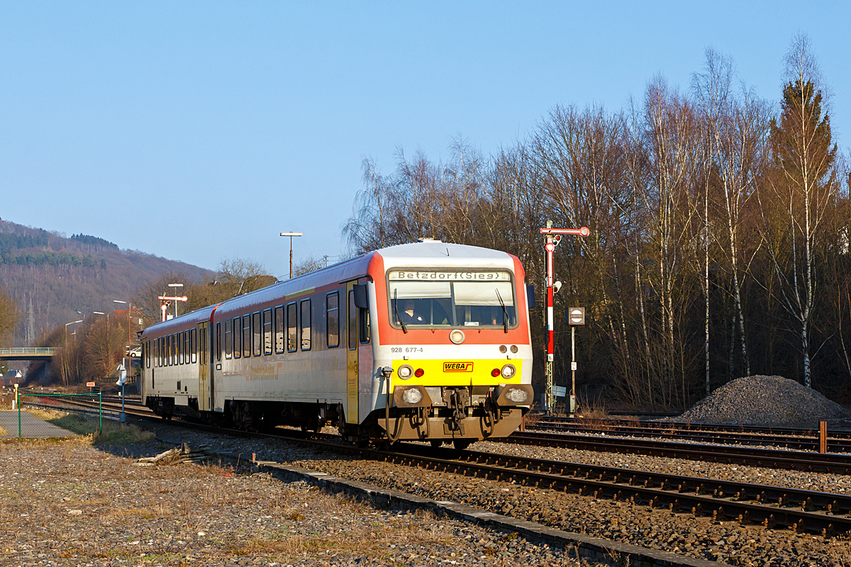 
Der Dieseltriebzug 928 677-4 / 628 677-7 der Westerwaldbahn (WEBA) fährt am 12.02.2015, als RB 96  Hellertalbahn  die Verbindung Neunkirchen-Herdorf-Betzdorf/Sieg, hier kurz vor dem Bahnhof Herdorf.