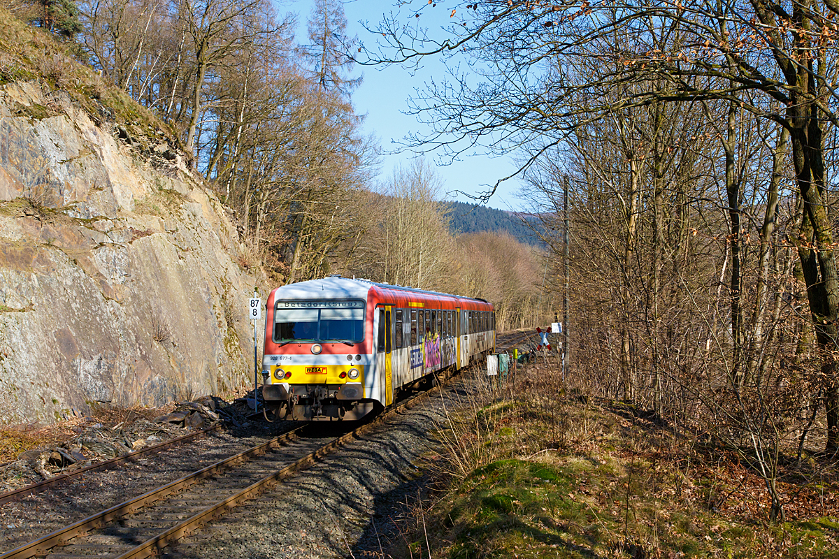 
Der Dieseltriebzug 928 677-4 / 628 677-7 der Westerwaldbahn (WEBA) fährt am 15.02.2015, als RB 96  Hellertalbahn  die Verbindung Neunkirchen-Herdorf-Betzdorf/Sieg, hier bei Km 87,8 der KBS 462 (Hellertalbahn) zwischen Königsstollen und Sassenroth (beide zu Herdorf). 

Gut zu erkennen ist, hier liegt noch das alte zweite Gleis der einstigen zweigleisigen Hauptstrecke.

(Leider war der Triebzug wieder etwas beschmiert, für mich gerade noch freischaltbar)