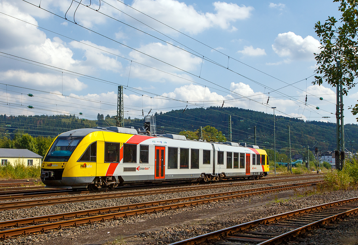 
Der Dieseltriebzug VT 251 (95 80 0648 151-8 D-HEB / 95 80 0648 651-7 D-HEB) ein Alstom Coradia LINT 41 der HLB (Hessische Landesbahn), ex Vectus VT 251, fährt am 10.09.2016 vom Bahnhof Betzdorf/Sieg, als RB 90  Westerwald-Sieg-Bahn  die Verbindung Siegen - Betzdorf/Sieg - Au/Sieg - Altenkirchen - Westerburg, weiter in Richtung Au.