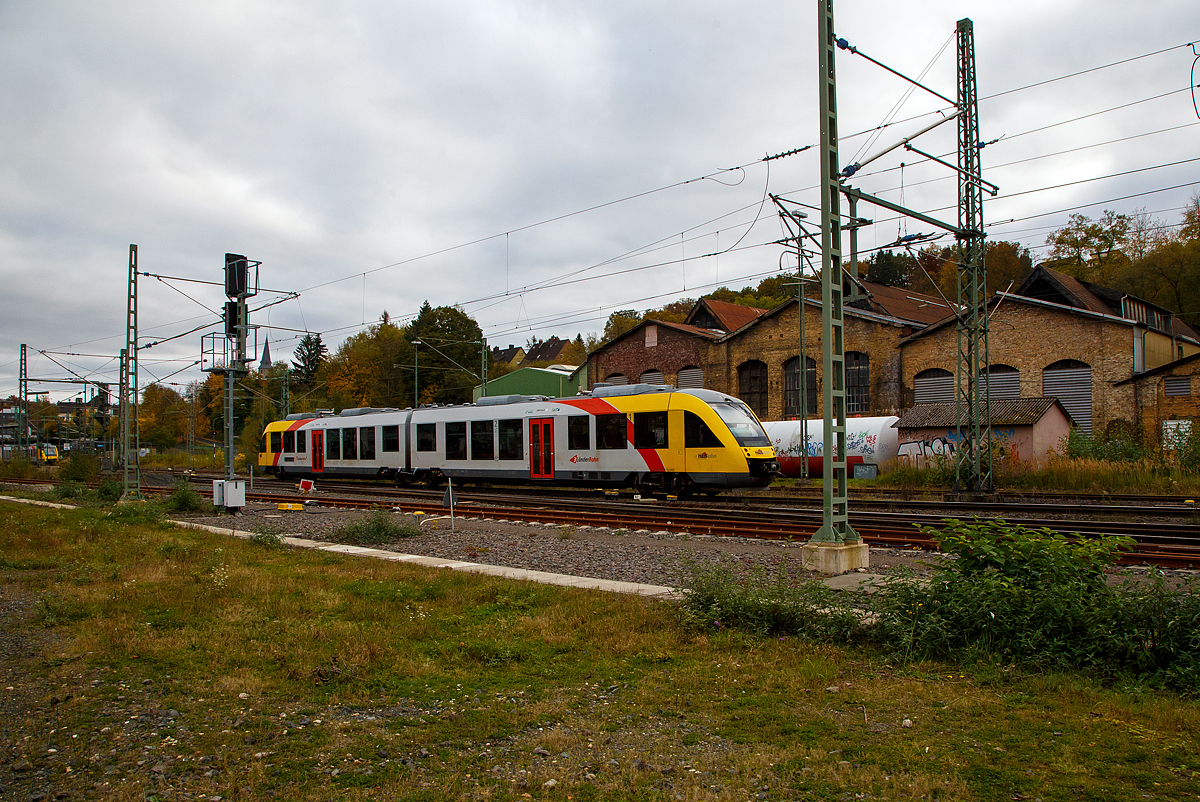 Der Dieseltriebzug VT 262 (95 80 0648 162-5 D-HEB / 95 80 0648 662-4 D-HEB) ein Alstom Coradia LINT 41 der HLB (Hessische Landesbahn), ex Vectus VT 262, erreicht am 027.10.2021, als RB 90  Westerwald-Sieg-Bahn  (Westerburg - Altenkirchen - Au(Sieg) - Betzdorf(Sieg) – Siegen) den Bahnhof Betzdorf/Sieg. 

Der Alstom Coradia LINT 41 wurde 2004 von Alstom (LHB) in Salzgitter unter der Fabriknummer 1188-012 für die vectus Verkehrsgesellschaft mbH gebaut, mit dem Fahrplanwechsel am 14.12.2014 wurden alle Fahrzeuge der vectus nun Eigentum der HLB.