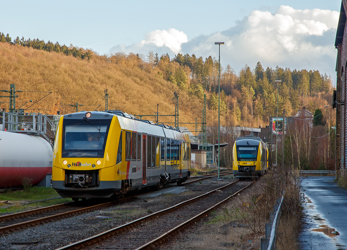 
Der Dieseltriebzug VT 504 ein Alstom Coradia LINT 41 der neuen Generation (95 80 1648 104-5 D-HEB / 95 80 1648 604-4 D-HEB) der HLB (Hessische Landesbahn GmbH) am 23.12.2015 in Betzdorf/Sieg, er ist nun vollgetankt. Hinten stehen zwei ältere LINT 41 (VT 267 und VT 256 der HLB), hier kann man gut die unterschiedlichen Kopfformen erkennen.

Der LINT 41 wurde im Juni 2015 von ALSTOM LHB (Salzgitter) unter der Fabriknummer D041418-004 gebaut und an die HLB für den Standort Siegen ausgeliefert. Abnahmetag war der 30.06.2015.  