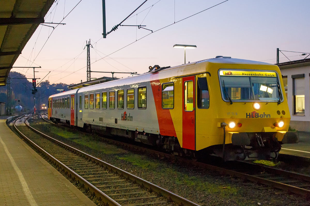 
Der Dieseltriebzug VT 72 der HLB (95 80 0628 072-0 D-HEB / 95 80 0629 072-9 D-HEB), ex VT 72 FKE Frankfurt-Königsteiner Eisenbahn AG, steht am frühen Abend des 01.11.2015 im Bahnhof Betzdorf/Sieg, als RB 96  Hellertal-Bahn  (Betzdorf - Herdorf - Neunkirchen), zur Abfahrt bereit. 

Der zweiteilige Dieseltriebwagen hat zwei angetriebene Motorwagen der Baureihe 628/629 (und nicht wie die BR 628/928 je einen Motor- und Steuerwagen). Der Triebzug wurde 1995 von der Firma DÜWAG (Düsseldorfer Waggonfabrik AG) unter den Fabriknummern 91345 und 91346 gebaut und an die Frankfurt-Königsteiner Eisenbahn (FKE) ausgeliefert. In Jahr 2013 wurde das Fahrzeug modernisiert und an das Fahrzeugdesign der HLB-Flotte angepasst.

Technische Daten:  
Spurweite: 1.435 mm 
Achsfolge: 2’B’+B’2’ 
Baureihe:  629
Art:  2-tlg. Dieseltriebwagen
Länge über Puffer:  46,4 m
Breite:  2.850 mm
Dienstgewicht:  84 t
Geschwindigkeit:  120 km/h
Leistung:  2x 485 kW
Fahrgastsitzplätze:  149 (davon 19 Klappsitze) / davon 1. Klasse:  8
Fahrzeugbestand bei der HLB:  1
Standort (BW):  Siegen

Nur einen kleinen Nachteil hat der Triebzug, er besitzt keine Toilette.
