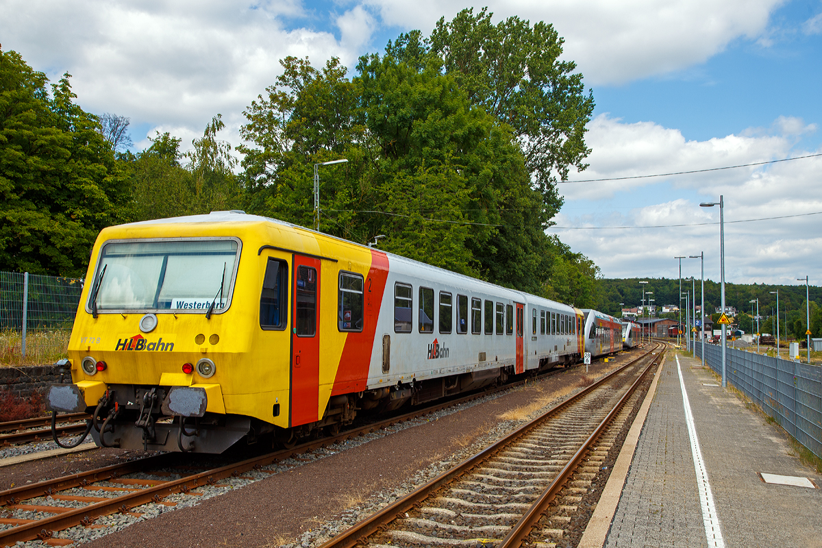 
Der Dieseltriebzug VT 72 der HLB (95 80 0628 072-0 D-HEB / 95 80 0629 072-9 D-HEB) ist am 07.07.2019 im Bahnhof Westerburg abgestellt.

Der zweiteilige Dieseltriebwagen hat zwei angetriebene Motorwagen der Baureihe 628/629 (und nicht wie die BR 628/928 je einen Motor- und Steuerwagen). Der Triebzug wurde 1995 von der Firma DÜWAG (Düsseldorfer Waggonfabrik AG) unter den Fabriknummern 91345 und 91346 gebaut und an die Frankfurt-Königsteiner Eisenbahn (FKE) ausgeliefert. In Jahr 2013 wurde das Fahrzeug modernisiert und an das Fahrzeugdesign der HLB-Flotte angepasst.

Technische Daten:
Spurweite: 1.435 mm
Achsfolge: 2’B’+B’2’
Baureihe: 629
Art: 2-tlg. Dieseltriebwagen
Länge über Puffer: 46,4 m
Breite: 2.850 mm
Dienstgewicht: 84 t
Geschwindigkeit: 120 km/h
Leistung: 2x 485 kW
Fahrgastsitzplätze: 149 (davon 19 Klappsitze) / davon 1. Klasse: 8
Fahrzeugbestand bei der HLB: 1
Standort (BW): Siegen 
