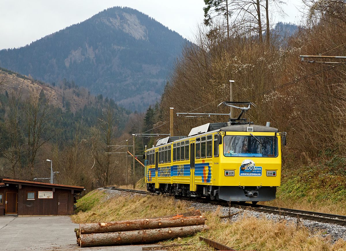 
Der Doppeltriebwagen Beh 4/8  12  Otto von Steinbeis  der Wendelstein-Zahnradbahn erreicht am 28.12.2016 die Talstation Brannenburg. 

Der Doppeltriebwagen wurde 1990 von SLM und Siemens unter der Fabriknummer 5455 gebaut. 

Die Wendelstein-Zahnradbahn �berwindet auf 7,66 km L�nge  einen H�henunterschied von 1.217,27 Metern, die Maximale Neigung betr�gt dabei 237 ‰. Streckenl�nge mit Zahnstange (Zahnstangensystem Strub) ist 6,15 km lang.