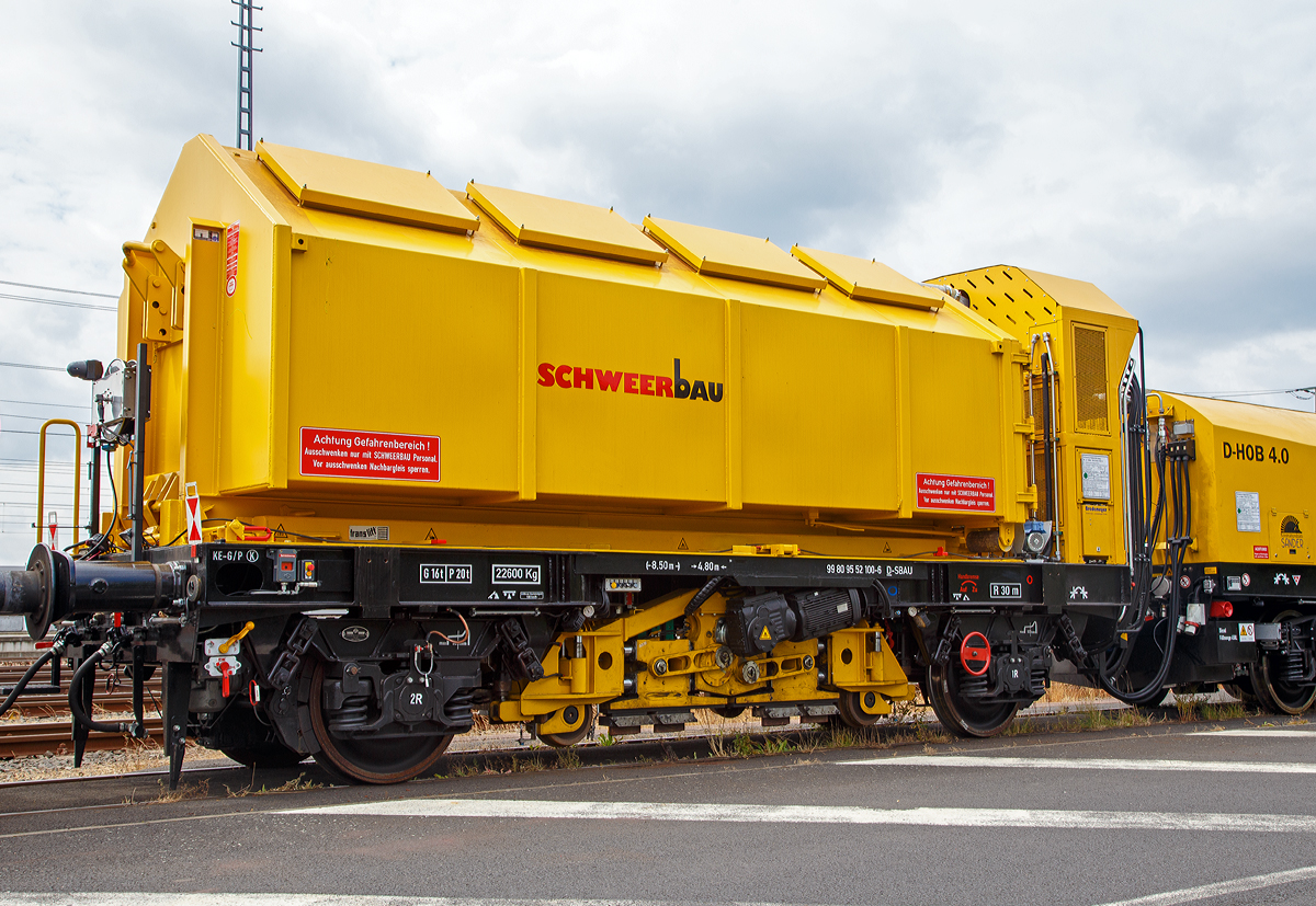 
Der Drehhobel D-HOB 2500 IV (D-HOB 4.0) der Schweerbau ist am 07.07.2019 beim ICE-Bahnhof Montabaur abgestellt.

Hier der Spänetransportwagen STW 01, mit Schleifeinheit (Rutschersteinschleifen), Schweres Nebenfahrzeug-Nr. D-SBAU 99 80 9 552 100-6.

Der der Spänetransportwagen STW 01ist ein 2-achsiger Wagen. Auf dem Wagen befindet sich ein 22m² Abrollcontainer als zur Aufnahme der anfallenden Späne. 

TECHNISCHE DATEN (Spänetransportwagen STW 01):
Spurweite: 1.435 mm
Anzahl der Achsen: 2
Länge über Puffer: 8.500 mm
Drehzapfenabstand: 4.800 mm
Laufraddurchmesser: 920 mm (neu) / 860 mm (abgenutzt)
Breite: 2.600 mm
Höhe: 3.640 mm
Gewicht: 22.600 kg
Nutzlast: 7,0 t
Höchstgeschwindigkeit: 100 km/h (geschoben 80 km/h)
Kleister befahrbarer Gleisbogen: R 30 m
Bremse: KE-GP
Zugelassen für Streckenklasse A oder höher.