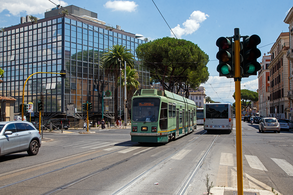 Der dreigliedrige Straßenbahn-Gelenkwagen 9028 vom Typ Socimi (elektr. AEG – Baujahr 1990 - 92) der ATAC (Azienda per i Trasporti Autoferrotranviari del Comune di Roma) am 13.07.2022 als Linie 19 bei der Station Viale Regina Margherita (Morgagni).

Die Straßenbahn Rom (Roma) ist das Straßenbahnsystem der italienischen Hauptstadt. Die Straßenbahn Roms fährt auf einer Spurweite von 1.445 mm, dem in Italien üblichen Maß. Das Netz ist mit 600 Volt Gleichspannung elektrifiziert und umfasst sechs Linien. Es galt einst als das größte Straßenbahnnetz Italiens. Nach zahlreichen Stilllegungen und nur bescheidenen Erweiterungen in den letzten Jahren kommt der Straßenbahn heute nur teilweise eine tragende Rolle im öffentlichen Verkehr Roms zu. Von Touristen wird sie auch wenig genutzt, da sie nicht die Sehenswürdigkeiten anfährt. Wir sind sie aber doch gefahren um mehr von Rom zu sehen.
