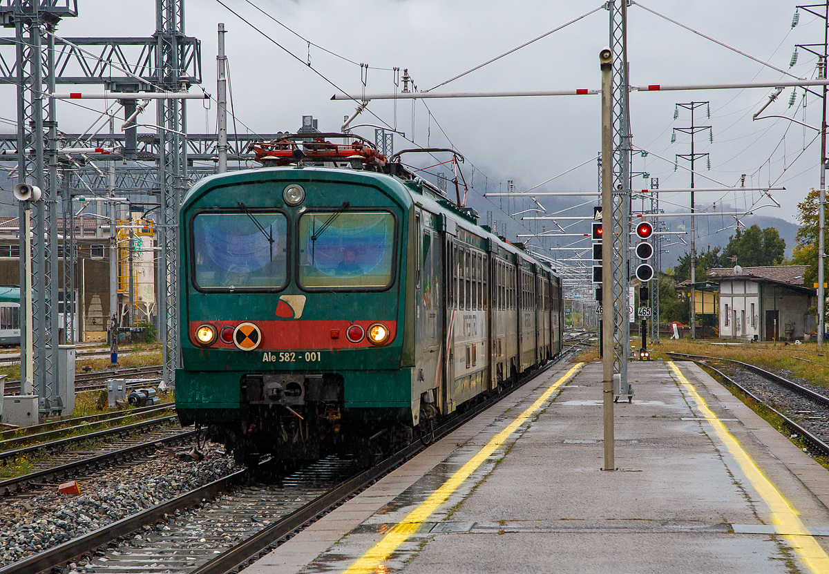 Der dreiteilige Ale 582-001 (ALe.582 001 /Le.763 1xx /Le.562 0xx) der Trenord erreicht am 03.11.2019 als Regionalzug bei Regen, den Bahnhof Lecco (italienisch: Stazione di Lecco). 

Diese Elektrische Triebzüge wurden nach dem Vorbild der ALe 724 zwischen 1987 und 1991 gebaut.

TECHNISCHE DATEN:
Triebwagen ALe 582
Nummerierung: ALe 582 001-090
Gebaute Einheiten: 90
Baujahre: 1987 - 1989
Hersteller: Breda Pt - Marelli, Fiore - Ansaldo, Fiore – Lucana
Spurweite: 1.435 mm (Normalspur)
Achsfolge: Bo 'Bo'
Länge über Puffer: 26.115 mm
Drehzapfenabstand: 18.640 mm
Achsabstand im Drehgestell: 2.560 mm
Raddurchmesser: 860 mm
Eigengewicht: 54 t
Anzahl der Motoren: 4
Motortyp: 4 EXH 4046
Übersetzungsverhältnis: 30/75
Stundenleistung: 4 x 315 kW = 1.260 kW
Dauerleistung: 4 x 280 kW = 1.120 kW
Höchstgeschwindigkeit: 140 km/h
Stromsystem: 3 kV DC
Sitzplätze: 17 (1.Klasse) - 41 (2. Klasse)

Mittelwagen Le 763
Nummerierung: Le 763.101 – 163
Gebaute Einheiten: 163
Baujahre: 1987 – 1991
Hersteller: Fiore, Stanga
Achsfolge: 2' 2'
Länge über Puffer: 25.780 mm
Drehzapfenabstand: 18.640 mm
Achsabstand im Drehgestell: 2.560 mm
Raddurchmesser: 860 mm
Eigengewicht: 30 t
Höchstgeschwindigkeit: 140 km/h
Sitzplätze: 76 in der 2.Klasse

Steuerwagen Le 562
Nummerierung: Le 562.001 - 068
Gebaute Einheiten: 68
Baujahre: 1987 – 1989
Hersteller: OMS - Ansaldo, Fiore - Ansaldo
Achsfolge: 2' 2'
Länge über Puffer: 26.115 mm
Drehzapfenabstand: 18.640 mm
Achsabstand im Drehgestell: 2.560 mm
Raddurchmesser: 860 mm
Eigengewicht: 30 t
Höchstgeschwindigkeit: 140 km/h
Sitzplätze: 56 in der 2.Klasse 