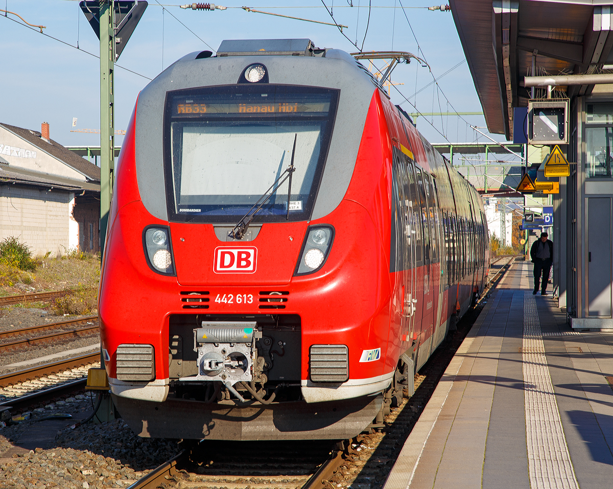 
Der dreiteilige Bombardier Talent 2 - 442 613 / 442 113 der DB Regio ist am 01.11.2015 im Bahnhof Gießen, als RB 33 nach Hanau, bereits bereit gestellt.