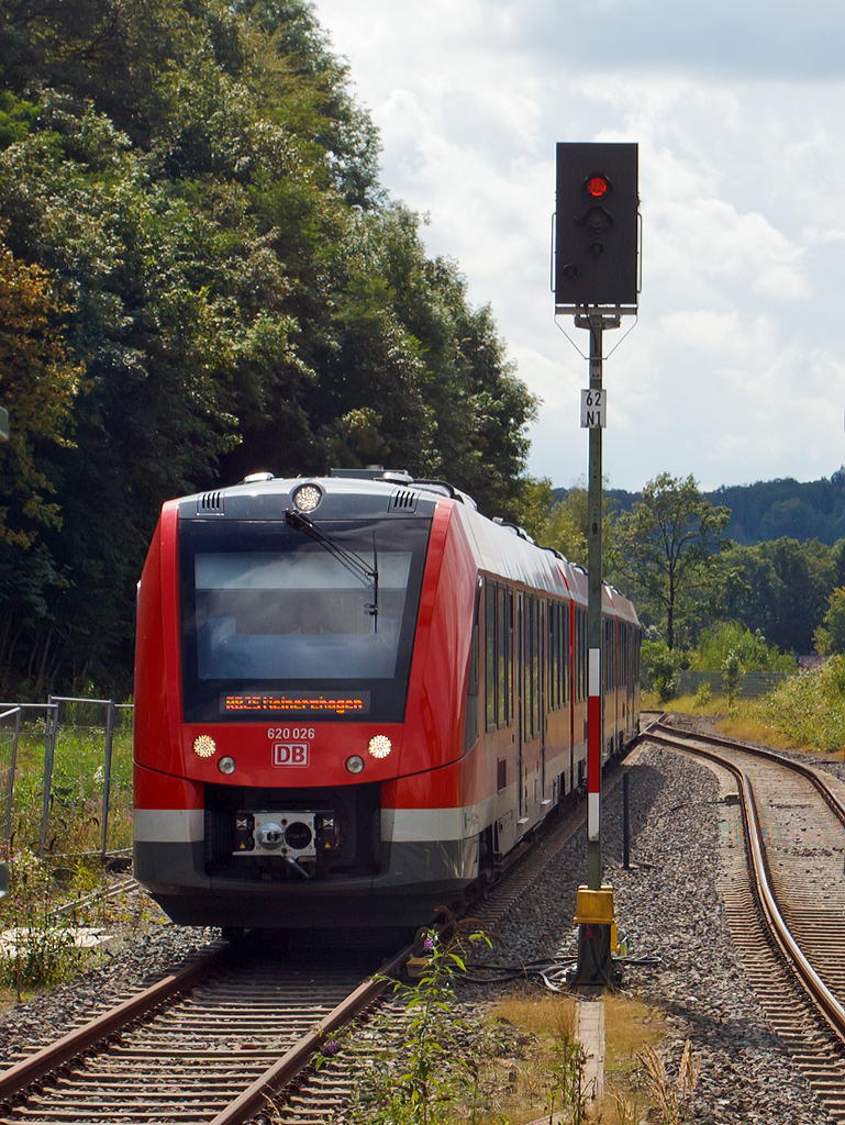 
Der dreiteilige Dieseltriebzug Coradia LINT 81 - 620 026 / 621 026 / 620 526 der DB Regio (VAREO), als RB 25 - Oberbergische Bahn (K�ln Hansaring - Meinerzhagen) f�hrt am 28.08.2014 in den Bahnhof Gummersbach ein.  

Aufgenommen vom Bahnsteig.