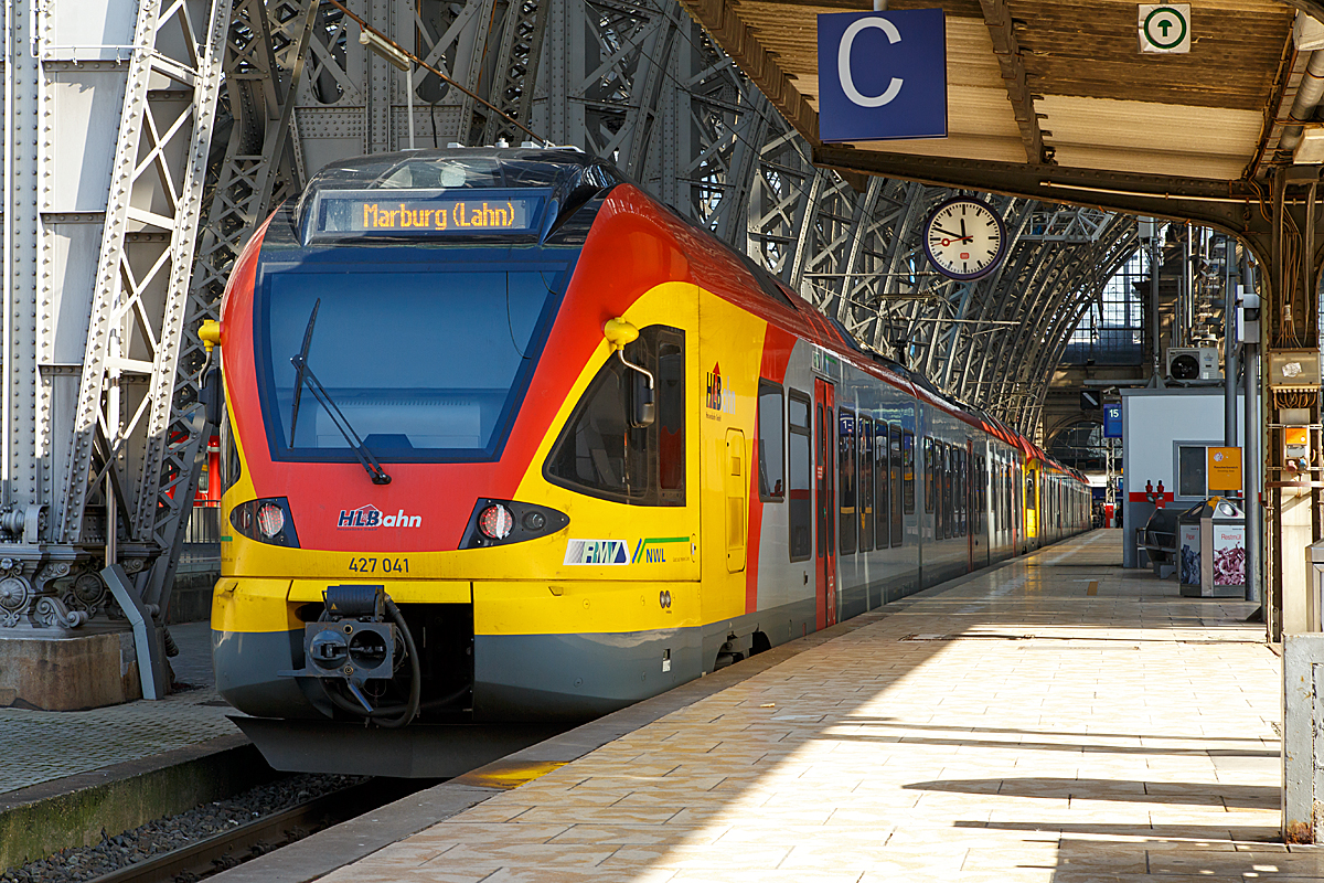 
Der dreiteilige Stadler FLIRT 427 041 / 541 gekoppelt mit dem fünfteiligen Stadler FLIRT429 046 / 546 der Hessische Landesbahn GmbH (HLB) stehen am 28.02.2015 im Hbf Frankfurt am Main (Gleis 15) als RE 30  Main-Weser-Express  / RE 40  Main-Sieg-Express  zur Abfahrt nach Marburg (Lahn) bzw. Siegen bereit.

Die Triebzüge fahren gemeinsam gekoppelt bis Gießen, dort werden sie dann geflügelt (getrennt). Der vordere Zugteil (dreiteilige FLIRT) fährt dann als RE 30 nach Marburg (Lahn) und der hintere Zugteil (fünfteilige FLIRT) fährt als RE 40 (RE 99 in NRW) nach Siegen.
