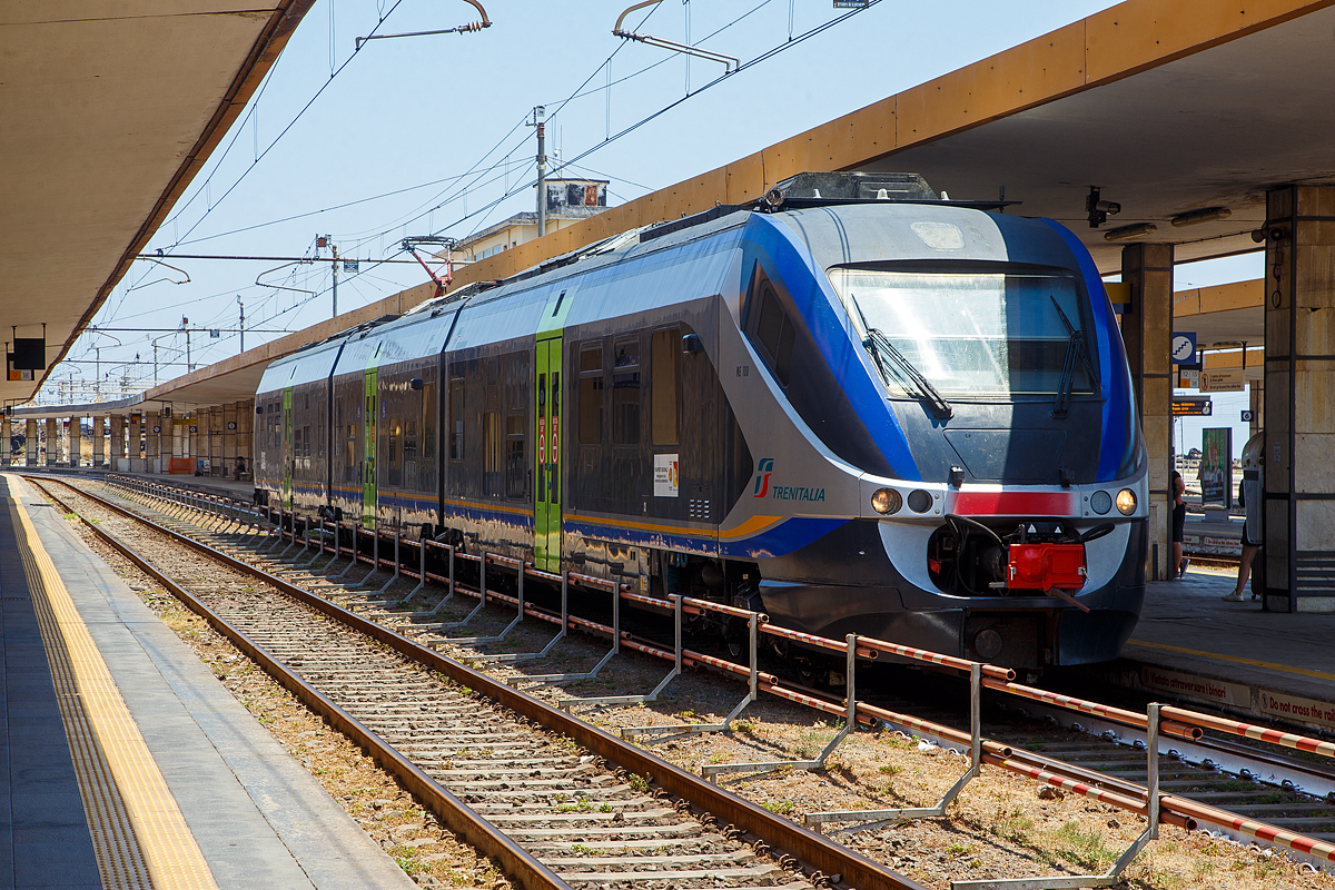 Der dreiteilige Trenitalia Minuetto Elettrico ME 100 (94 83 3501 100-x I-TI) steht am 20.07.2022 auf Gleis 2 vom Bahnhof Catania Centrale. Diese dreiteiligen Elektrotriebzüge der italienischen Baureihe ALe 501 / Le 220 / ALe 502 (ME - Minuetto Elettrico) ist die Mutter der Produktfamilie der Alstom Coradia Meridian, von diesen wurden später auch Triebzüge für Deutschland und Nordeuropa abgeleitet. Von dieser elektrischen Variante wurden 136 Stück zwischen 2003 und 2010 gebaut.