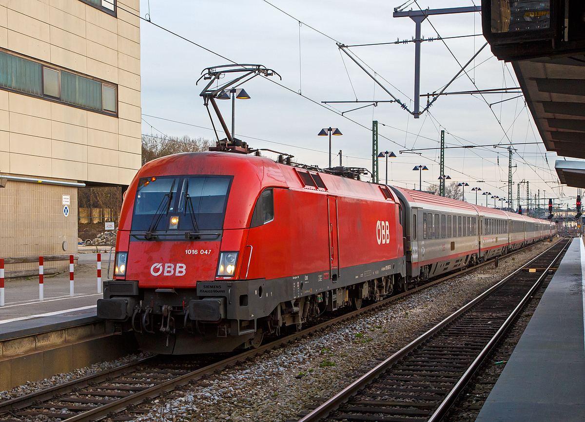 
Der EC 112 „Blauer Enzian“ (Klagenfurt Hbf - Salzburg Hbf - München Hbf - Stuttgart Hbf - Frankfurt am Main Hbf) mit Kurswagen des  EC 212 „Mimara“ von Zagreb erreicht am 08.02.2020 den Hauptbahnhof Augsburg. Der EC 112 wird im Sandwich gefahren, Zuglok war hier die ÖBB 1016 047 (A-ÖBB 91 81 1016 047-3) und Schublok die 1116 161 (A-ÖBB 91 81 1116 161-1).

Früher (bis 2011) fuhr der EC 112 bis Siegen Hbf bzw. als Gegenzug EC 113 von Siegen nach Klagenfurt, aber  die Fahrgastzahlen waren wohl zu gering.

