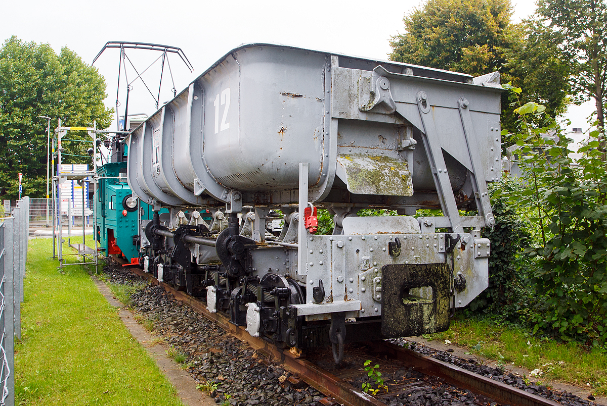 
Der ehemalige Aschewagen 12 ein 4-achsiger Eiseitenkastenkipper mit 16 m³ Inhalt  der 900mm Preussen Elektra Grubenbahn,  am 18.08.2014 als Denkmal in Wölfersheim-Södel. Früher waren diese Wagen in der Abraumförderung (Asche vom Kraftwerk) eingesetzt, meist 4 Wagen bildeten einen Aschenzug.

Bis 1991 baute rund um Wölfersheim in Hessen der Energiekonzern Preussen-Elektra Braunkohle ab und betrieb dort ein Braunkohlekraftwerk. 

TECHNISCHE DATEN:
Hersteller: Orenstein & Koppel (O&K)
Spurweite:  900 mm
Anzahl der Achsen: 4
Gewicht:  15 t
Inhalt: 16 m³
