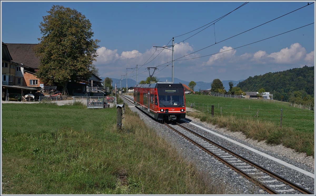 Der ehemalige CEV MVR GTW Be 2/6 7001 ist jetzt als Be 2/6 511 bei der asm in Einsatz und wurde vor kurzem vom Seeland in den Oberaargau transportiert um auf der Stecke Langenthal - St. Urban einen defekten Be 4/8 zu ersetzen. Von Langenthal kommend erreicht der Be 2/6 511 St. Urban.

12. September 2020