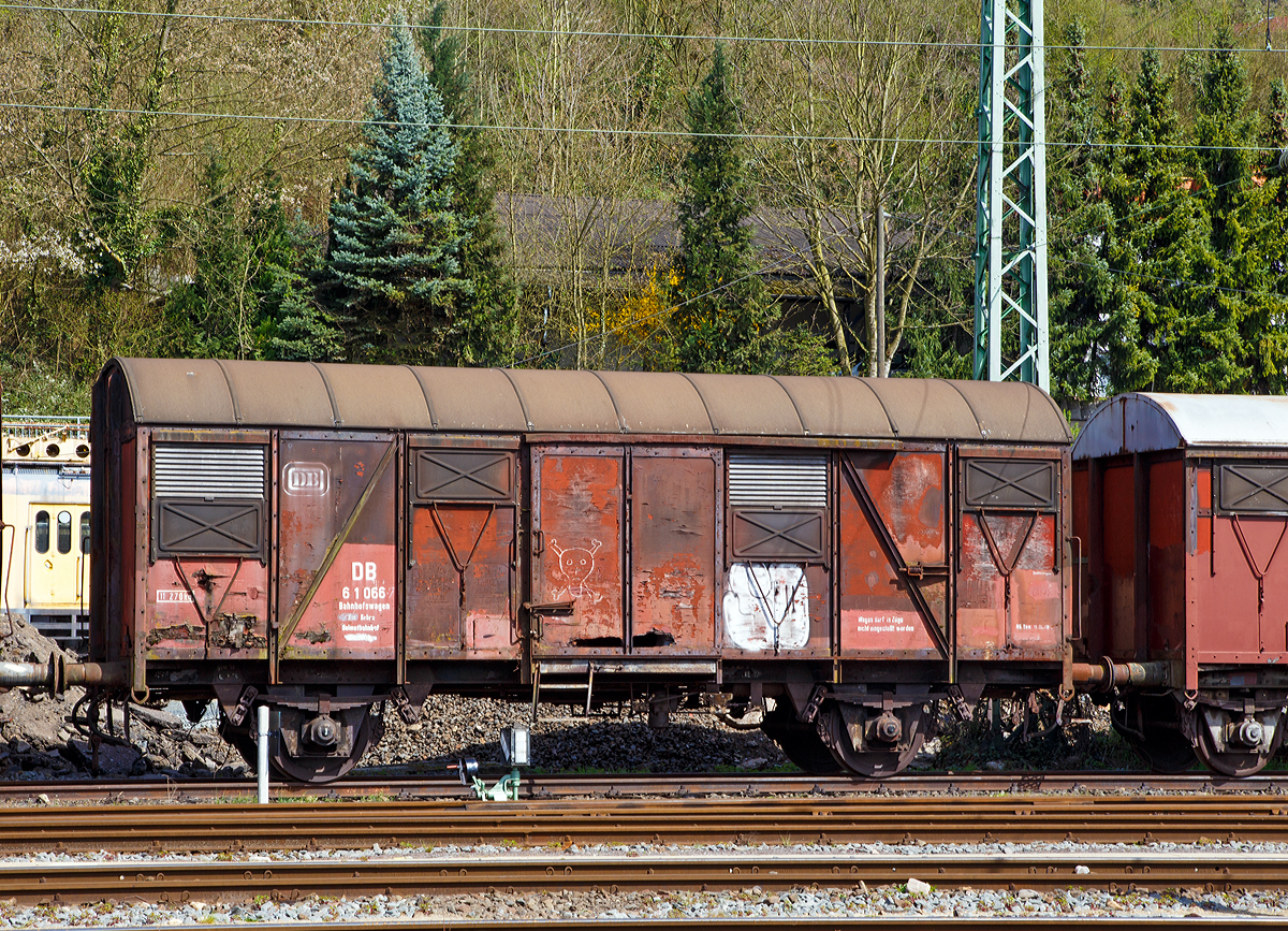Der ehemalige DB Bahnhofswagen 61 066-7  Nm Bebra bzw. ex DB Gs G�terwagen, am 12.04.2015 in Linz am Rhein abgestellt. 
Der Wagen geh�rt heute der EVG - Eifelbahn Verkehrsgesellschaft mbH in Linz.