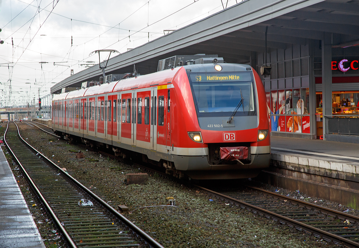 
Der elektrische Triebzug 422 502-5 / 422 002-6 (94 80 0422 502-5 D-DB / 94 80 0422 002-6 D-DB) der S-Bahn Rhein-Ruhr (Betreiber DB Regio NRW) am 08.02.2016, als S 3 (Oberhausen – Mülheim (Ruhr) – Essen – Hattingen (Ruhr)), beim Halt im Hbf Essen. 

Dieser Triebzug wurde 2007 von Bombardier Transportation in Hennigsdorf unter der Fabriknummer 24922 gebaut, die Abnahme erfolgte erst am 14.11.2008.