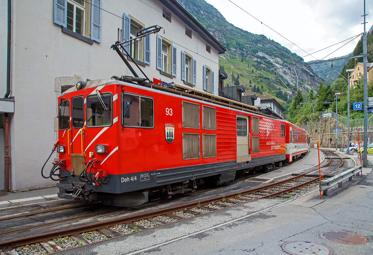 
Der Elektrische Zahnradgep�cktriebwagen MGB Deh 4 /4 II - 93 „Oberwald“, ex FO Deh 4/4 II – 93, steht am 02.08.2019 mit ihrem Sch�llenenbahn Regionalzug nach Andermatt, im Bahnhof G�schenen zur Abfahrt bereit.

Der Gep�cktriebwagen wurde 1979 von SLM (mechanischer Teil, Lokomotivkasten) und BBC (elektrische Ausr�stung) gebaut
