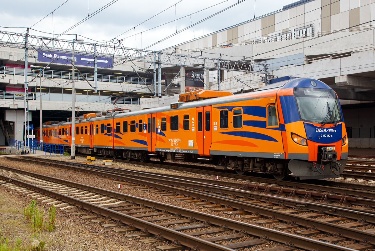 Der EN57AL-2111 (94 51 2 122 457-6 PL-PREG / 94 51 2 122 458-4 PL-PREG und 94 51 2 122 459-2 PL-PREG) ein modernisierter Triebzug vom Typ Pafawag 5B/6B der POLREGIO (Przewozy Regionalne Sp. z o.o.), ex EN57-1685, fährt am 25.06.2017 vom Hauptbahnhof Posen (Poznań Główny) in den Abstellbereich.

Der Triebzug wurde 1987 von PaFaWag in Wrocław unter der Fabriknummer 563 gebaut und als EN57-1685 an die PKP geliefert, seit 2008 bei der POLREGIO wurde er 2015 modernisiert und in EN57AL-2111 umbenannt.

Die Baureihe EN57 ist eine Baureihe dreiteiliger elektrischer Triebwagen ursprünglich der Polnischen Staatsbahnen (PKP). Seitdem der Nahverkehr aus diesen herausgelöst wurde, fahren sie für die jeweilige Nachfolgegesellschaft, hauptsächlich Przewozy Regionalne, teilweise (wie hier) erheblich modernisiert.

Die Elektrischen-Triebzüge EN57 bestehen aus einer festen Konfiguration von drei Fahrzeugteilen, zwei Steuerwagen (Herstellerbezeichnung 5B) und einem Triebwagen (Herstellerbezeichnung 6A) dazwischen. Scharfenbergkupplungen an den Enden ermöglicht das Zusammenkuppeln mehrerer Triebzüge.

TECHNISCHE DATEN:
Nummerierung (Auslieferzustand): 001–130; 601–1828; 1900–1953
Gebaute Anzahl: 1412
Hersteller:  PaFaWag in Wrocław
Baujahre:  1961–1993
Spurweite:  1.435 mm (Normalspur)
Achsformel: 2'2'+Bo'Bo'+2'2'
Länge über Kupplung: 64.970 mm
Breite: 2.880 mm
Höhe: 3.720 mm
Treibraddurchmesser: 1.000 mm
Laufraddurchmesser: 920 mm
Dienstgewicht: 126,5 t
Höchstgeschwindigkeit: 110 km/h erste Serie, später 120 km/h
Leistung: 4×145 kW (1.Serie) / 4×175 kW (2.Serie) / 4×250 kW (3.Serie)
Stromsystem: 3 kV DC
Anzahl der Fahrmotoren: 4
Kupplungstyp:  Scharfenbergkupplung
Sitzplätze:  212
